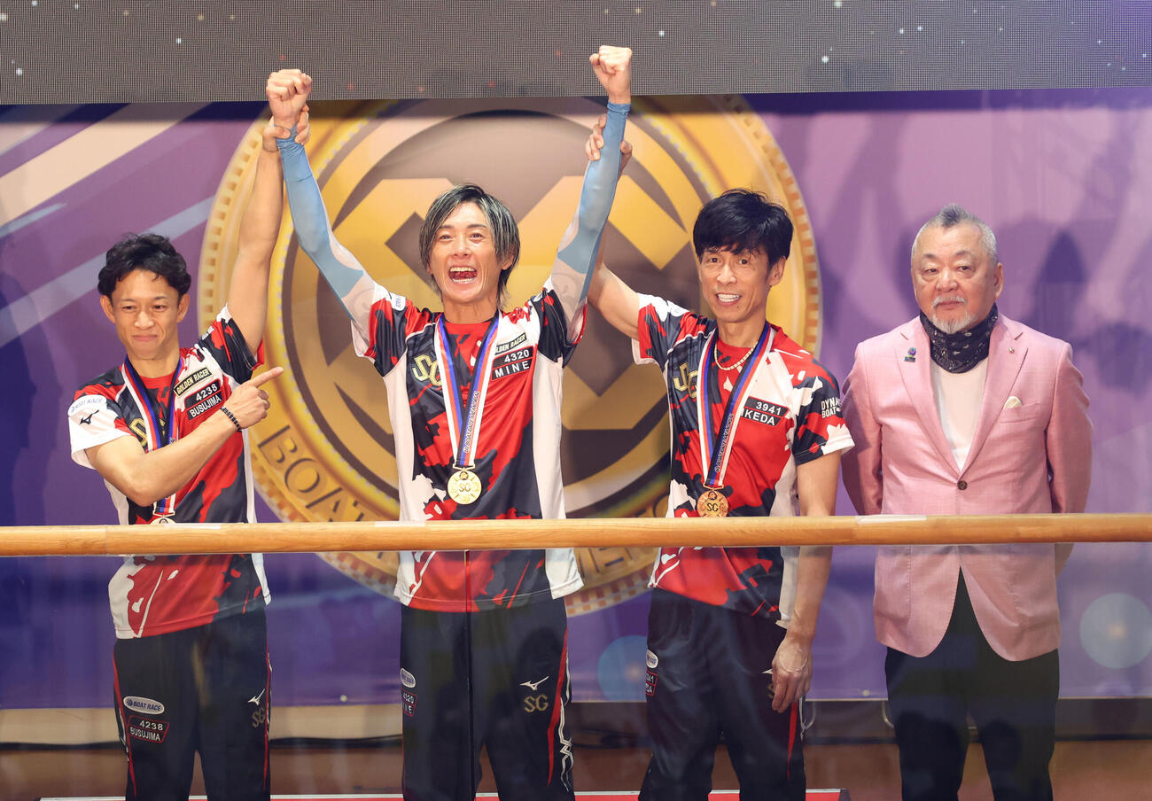 優勝した峰竜太（中央）は2位毒島誠（左）、3位池田浩二、ボートレース振興会の小髙幹雄会長と記念撮影に納まる（撮影・柴田隆二）