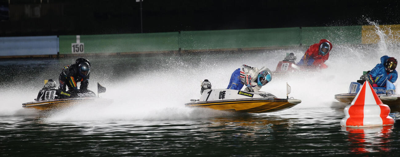 優勝戦12R、優1周目の2Mを回る峰竜太＜1＞、2着毒島誠＜2＞、3着池田浩二＜3＞（撮影・柴田隆二）