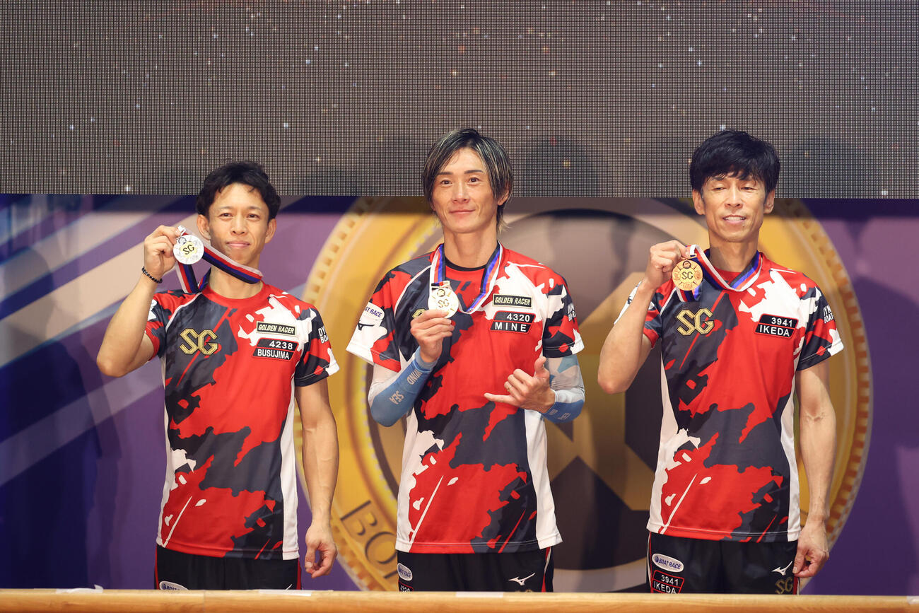 優勝した峰竜太（中央）は2位毒島誠（左）、3位池田浩二と記念撮影に納まる（撮影・柴田隆二）