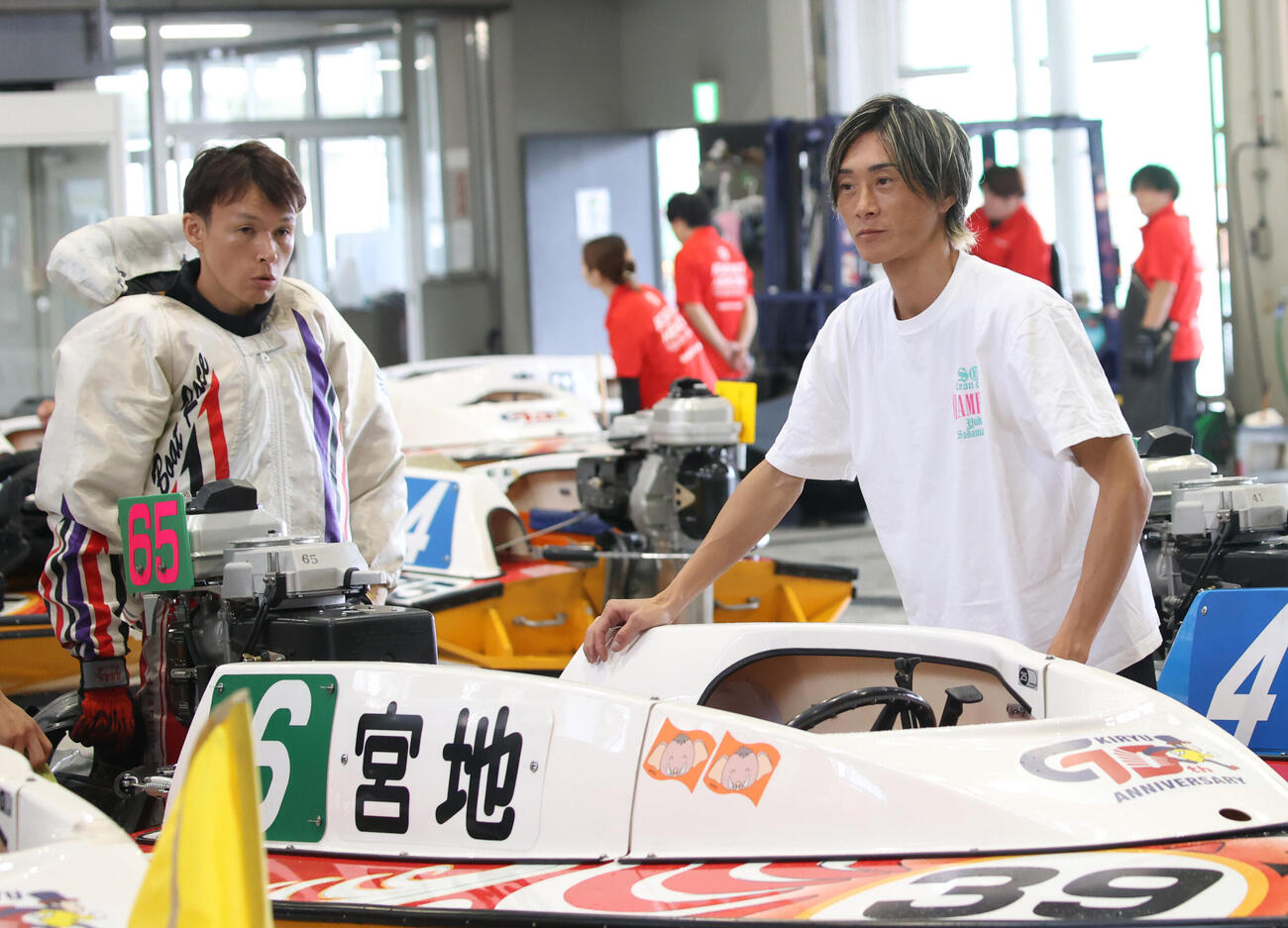 最終日4Rを走り終えた同支部宮地元輝のボート吊りを手伝う峰竜太