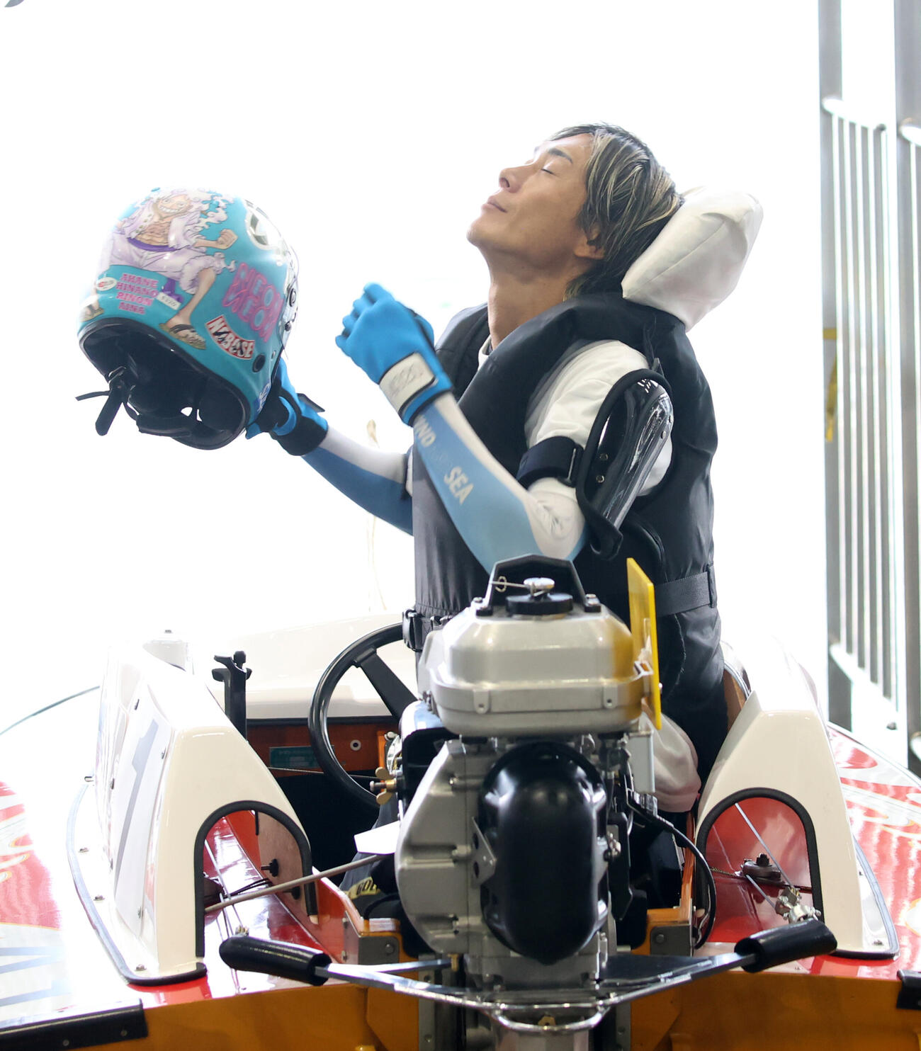 試運転のためピットから水面に出る準備をする峰竜太