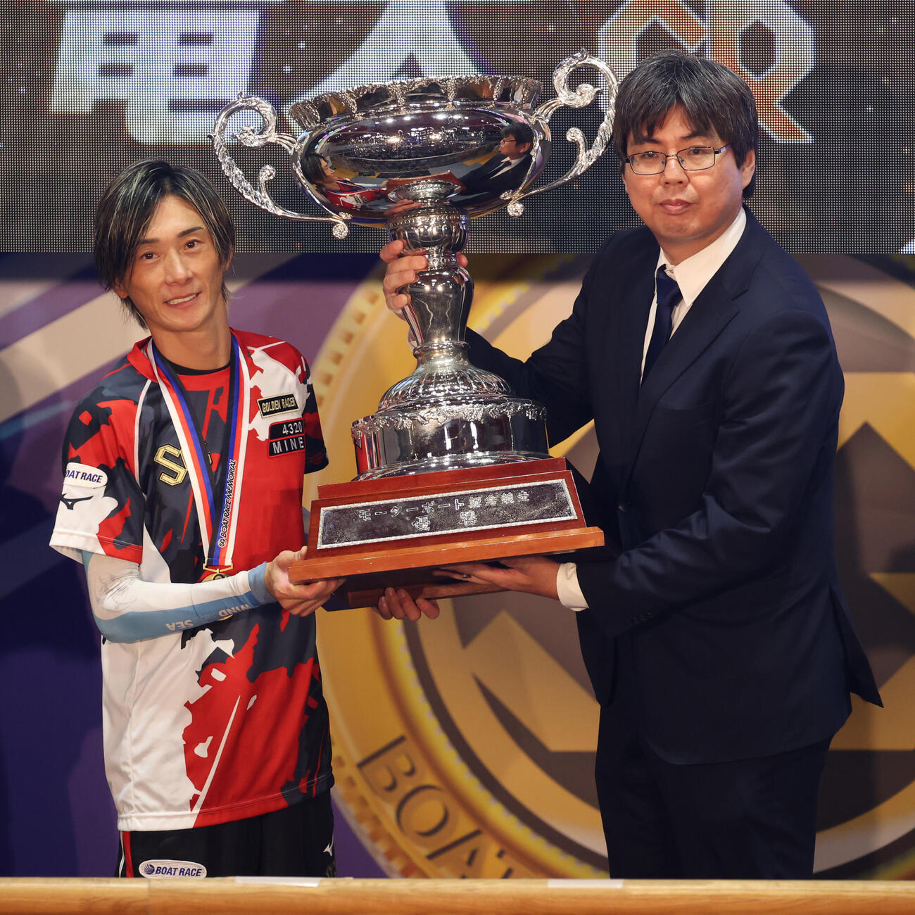 優勝杯を贈呈される峰竜太（左）（撮影・柴田隆二）