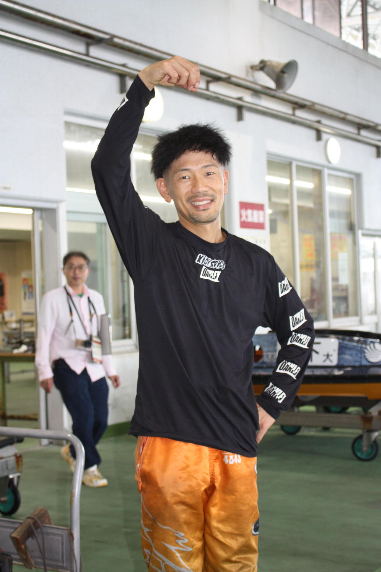 カレー好きな重木輝彦がスパイシーポーズ