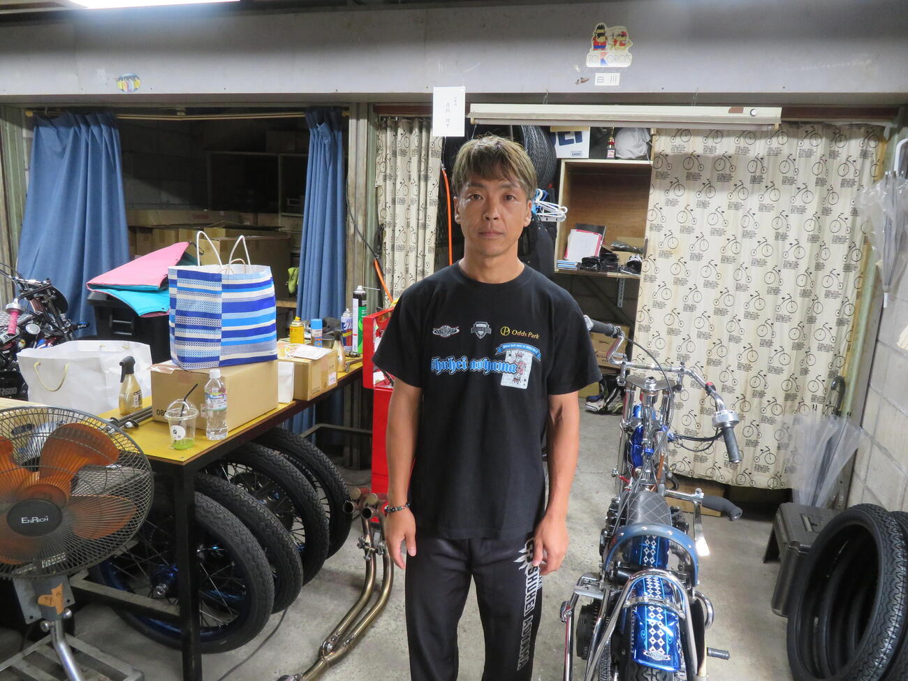 落ち着いた表情で前検日の取材に応じるNO・1レーサーの青山周平（撮影・小川将司）