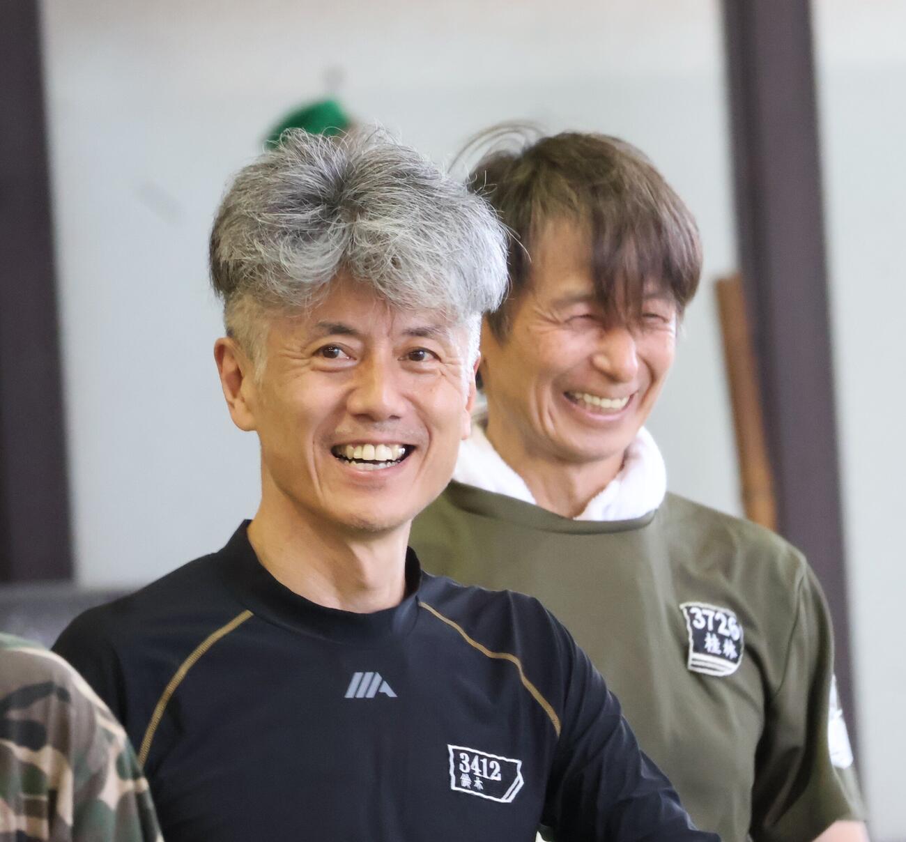 2日目は2、1着で57歳の誕生日を白星で飾った鈴木博はピット内でも笑顔を見せる