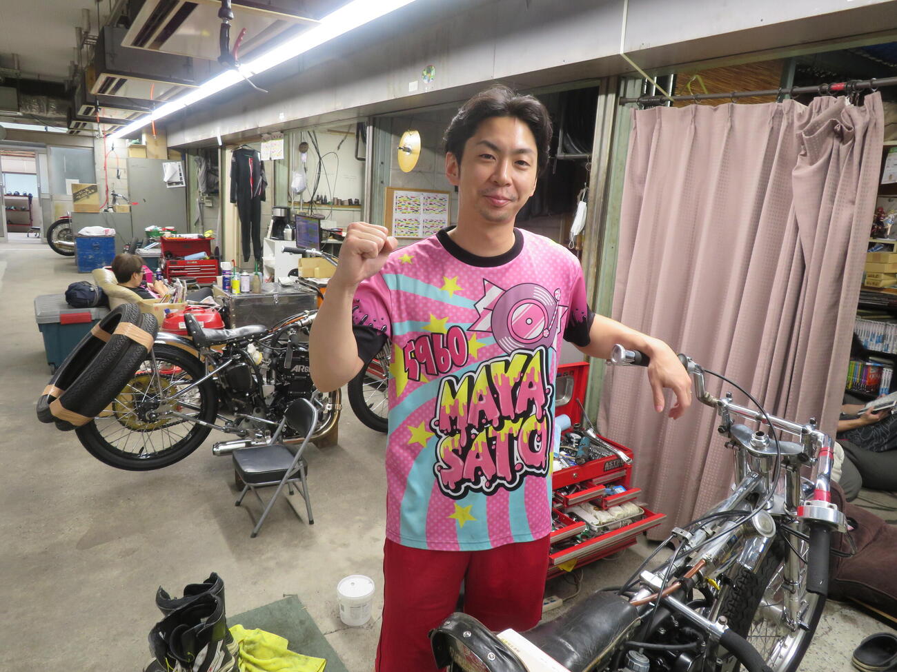 2次予選C1Rで快勝した春本綾斗は同期サトマヤのTシャツを着てガッツポーズ（撮影・小川将司）
