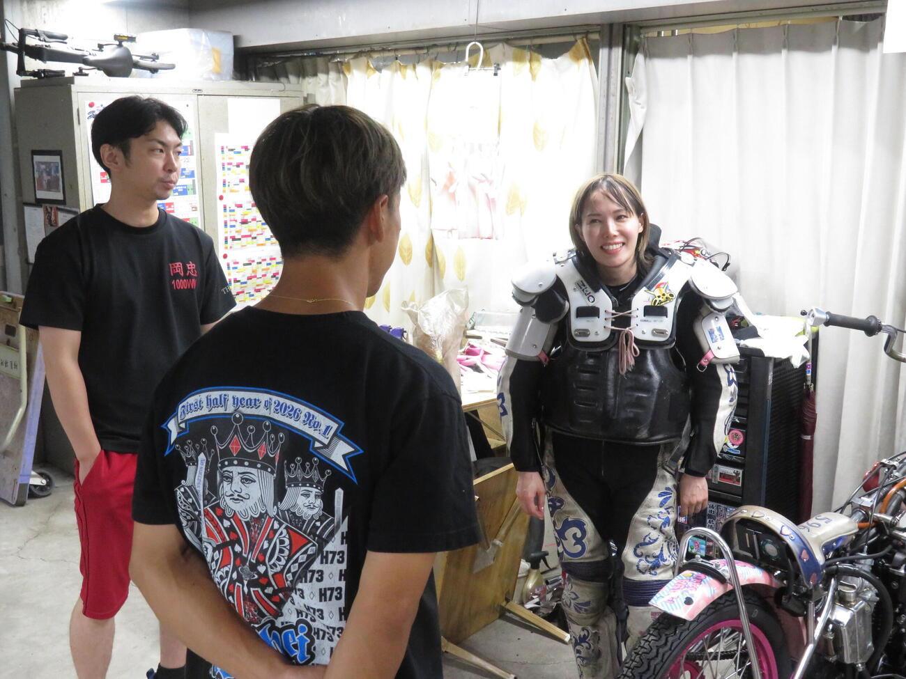 同期生の青山周平（中央背中）ら選手仲間に出迎えられて談笑する佐藤摩弥（撮影・小川将司）