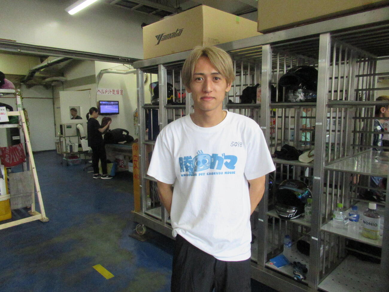 相棒の24号機の仕上がりに満足な表情を見せる大江純