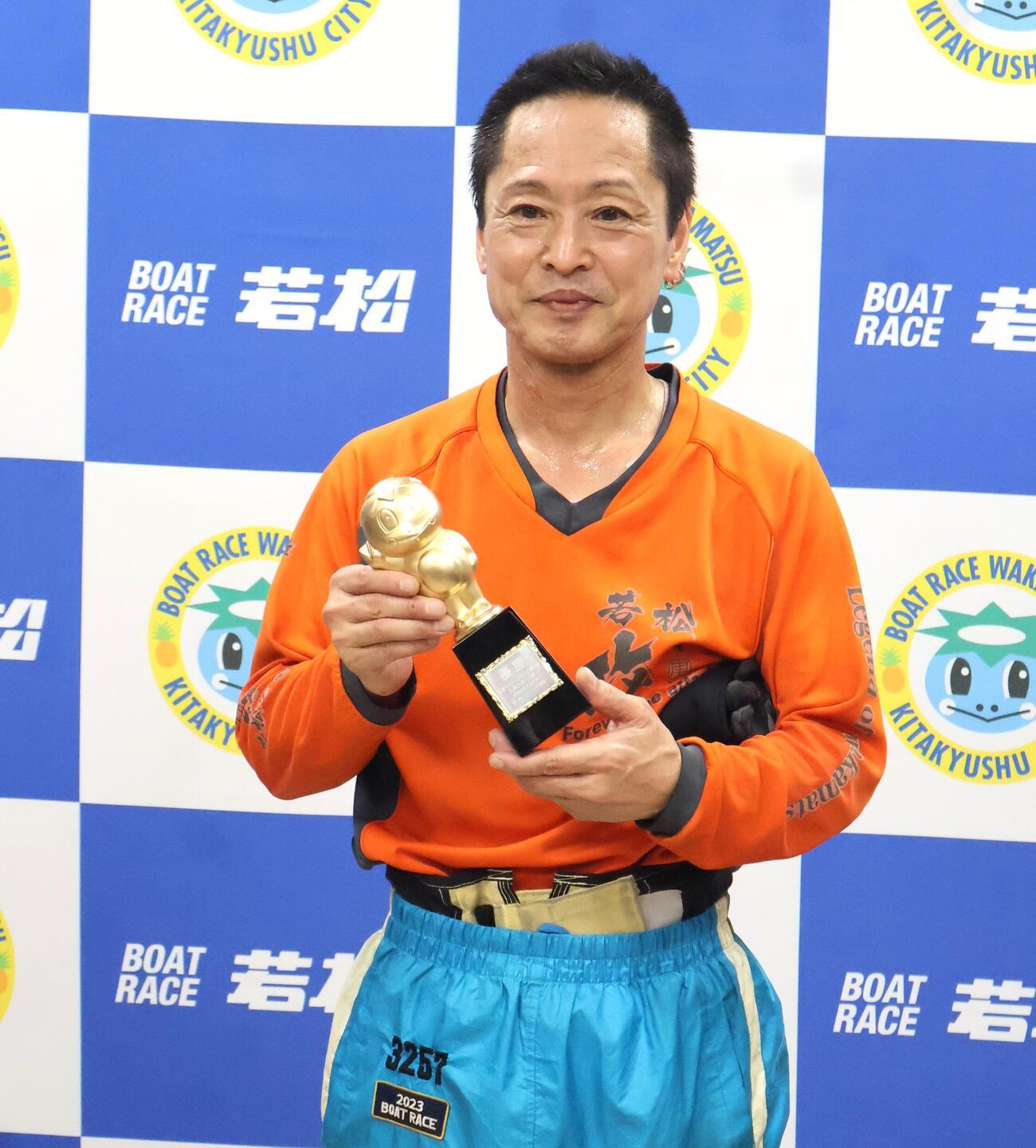 逃げた田頭実は今年初優勝、若松では21年8月お盆日刊杯以来、5年1カ月ぶりの優勝に「うれしい」と笑顔でトロフィーを受け取った