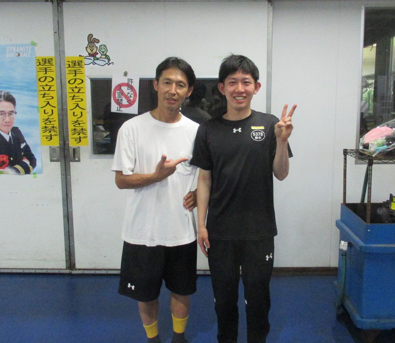 弟子の鈴木結平太（右）の初勝利に喜ぶ横沢剛治