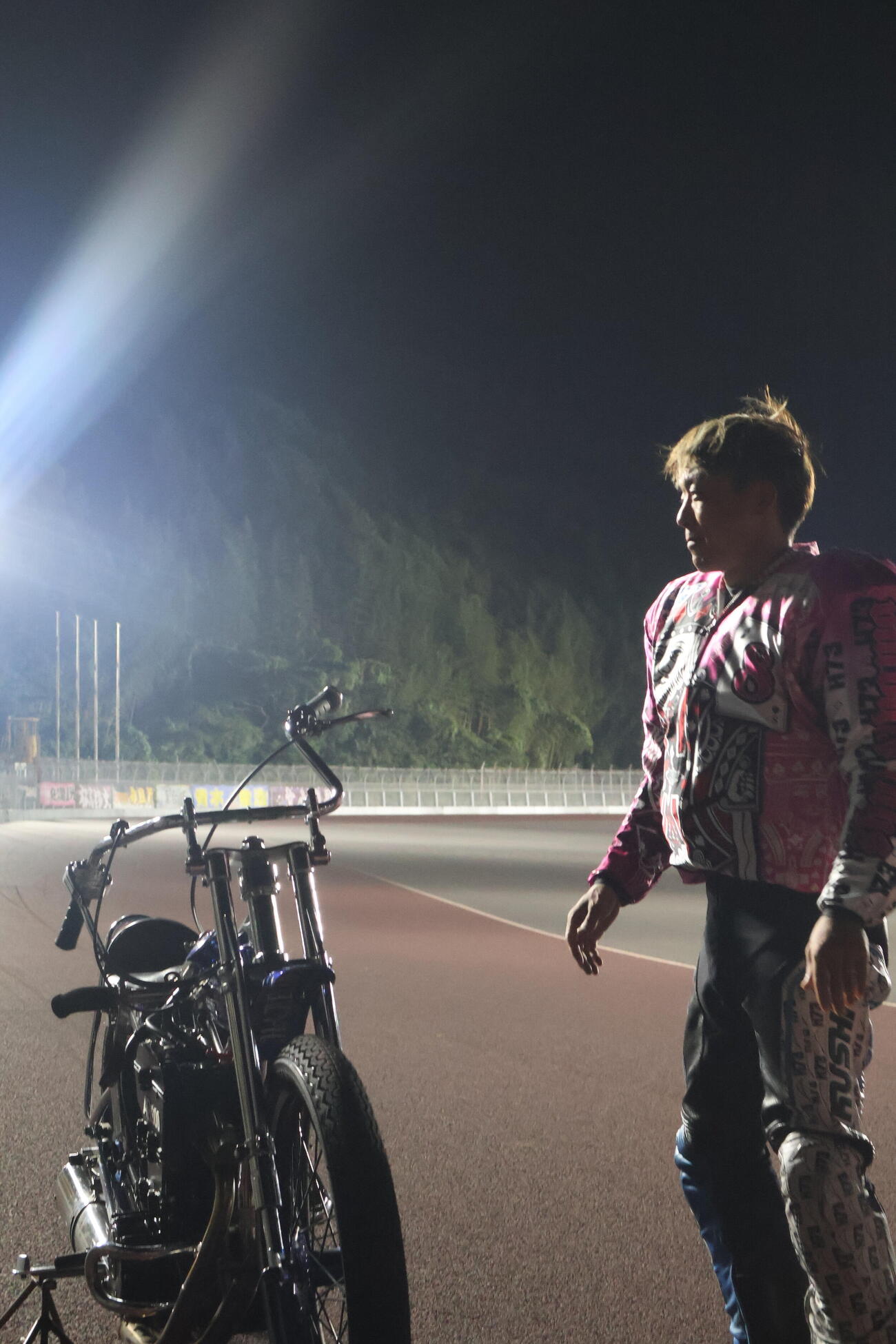 愛車を前に感慨深く見つめる青山周平