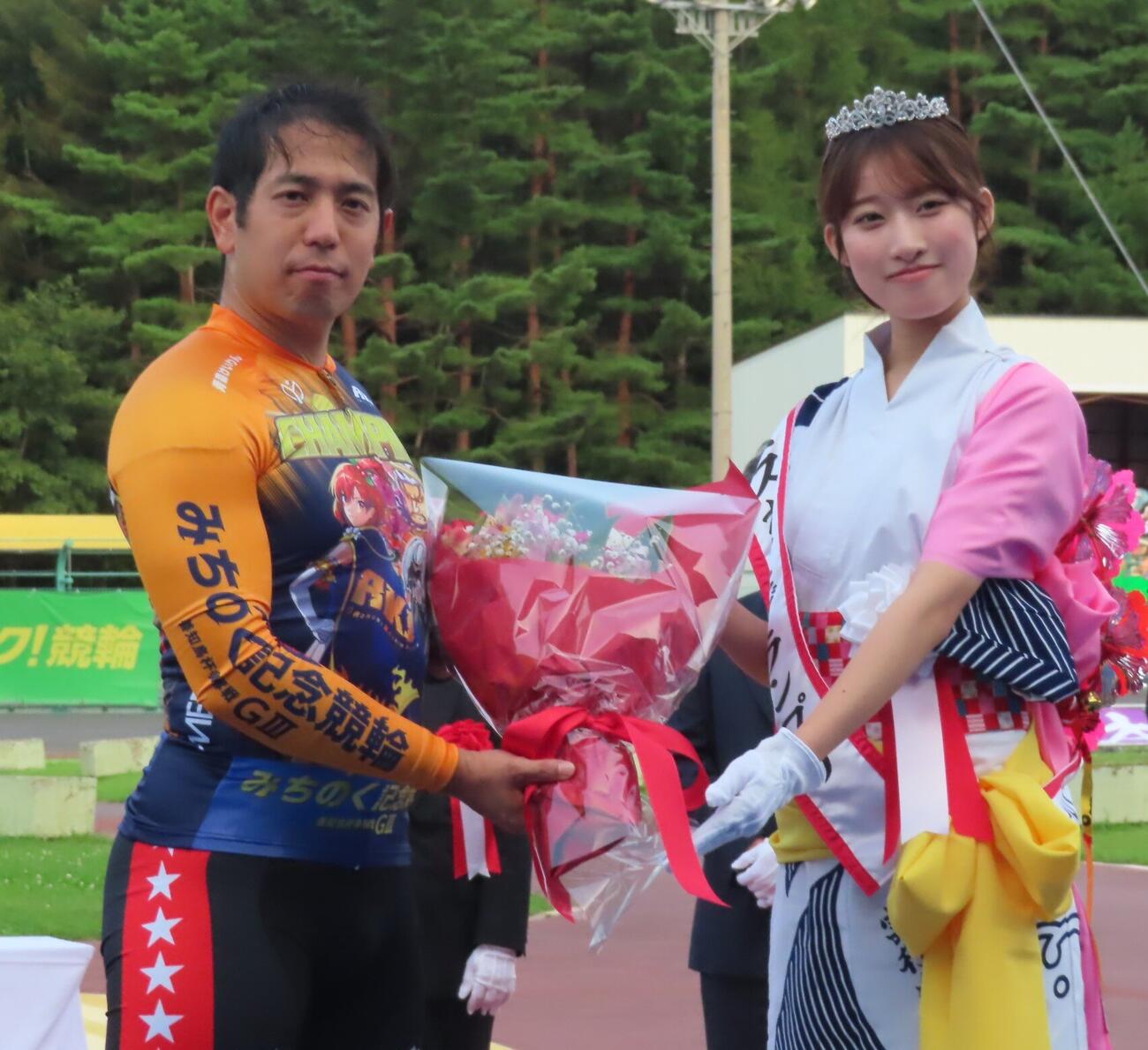 青森G3を制した松浦悠士（左）が「ミスねぶたグランプリ」神朝陽さんから花束を贈呈される
