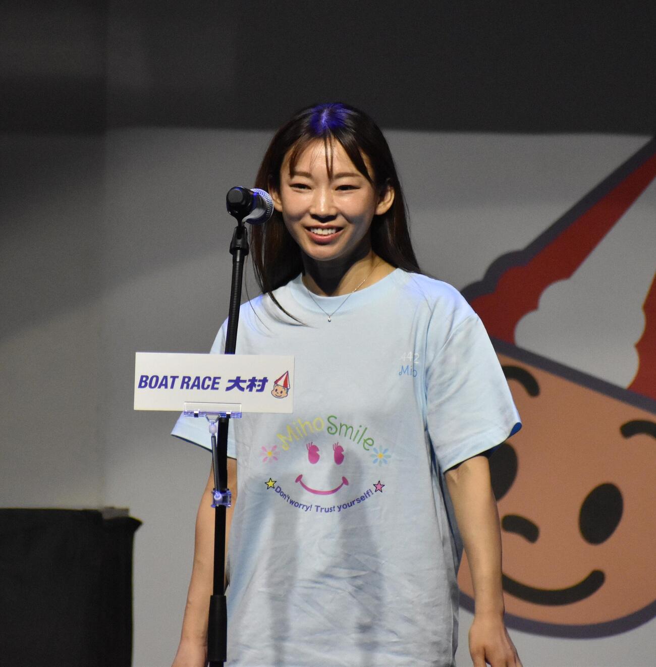 守屋美穂が最高の笑顔でファンの声援に応えた