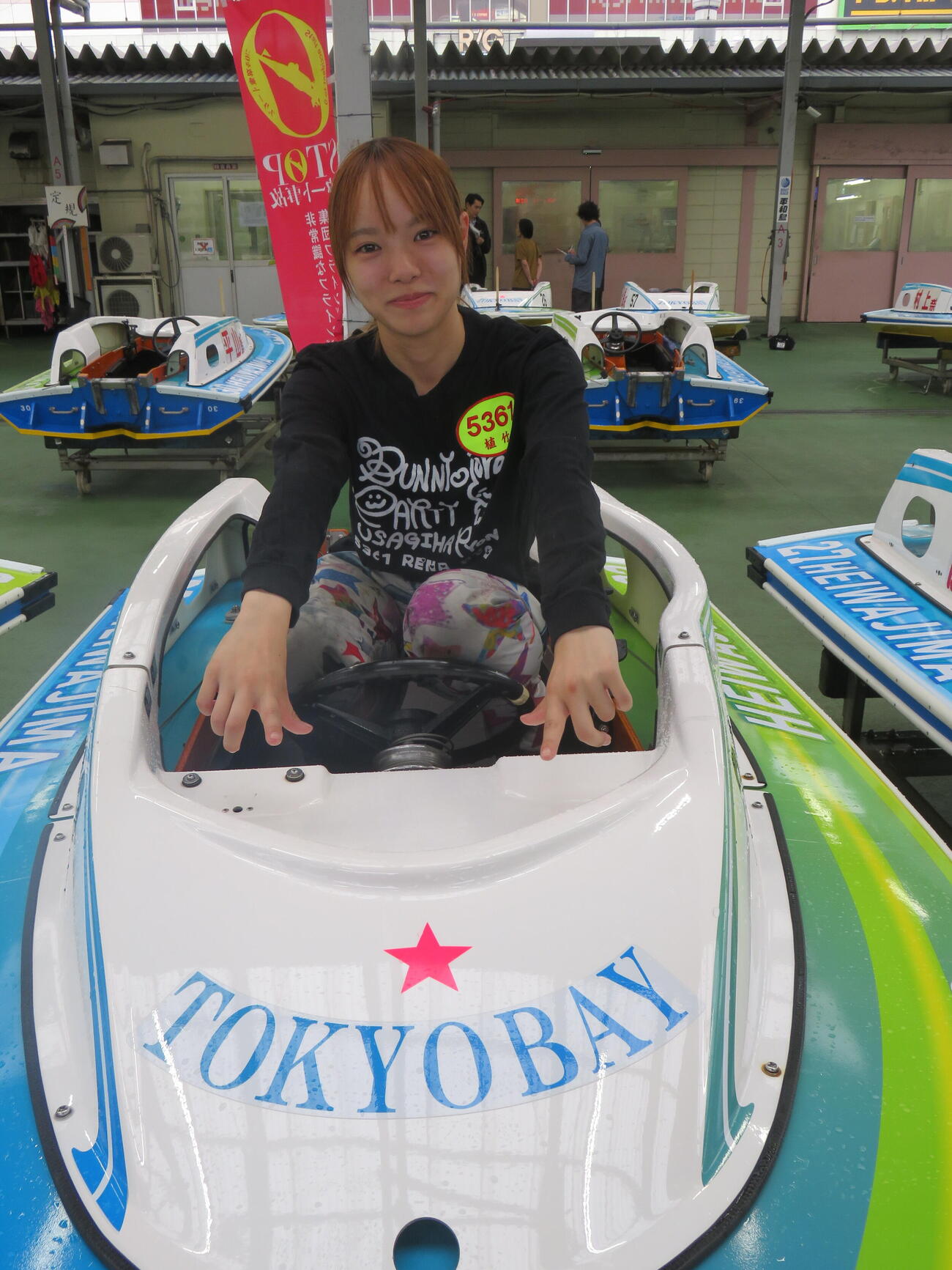 地元平和島初勝利の植竹玲奈、ボートに張られた勝利の星☆を示しニッコリ