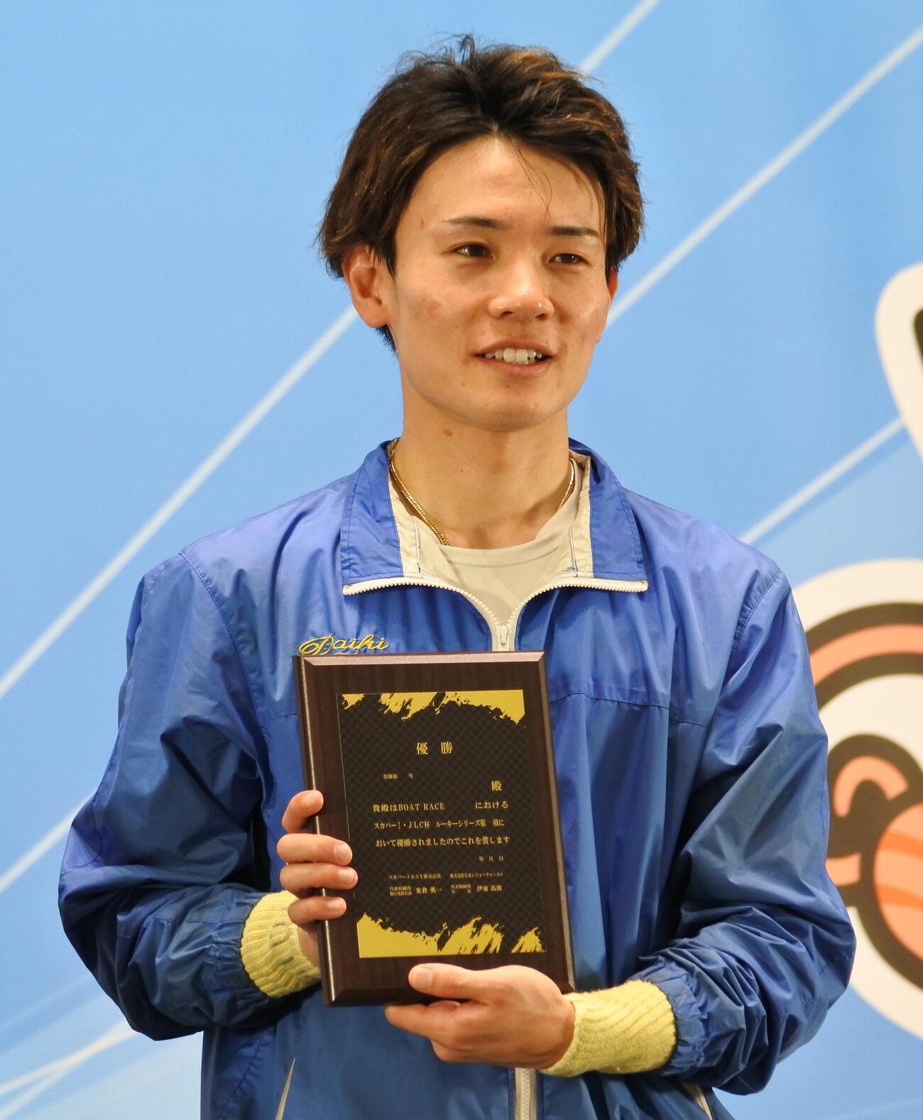 準パーフェクトVの竹下大樹が、盾を手に笑顔