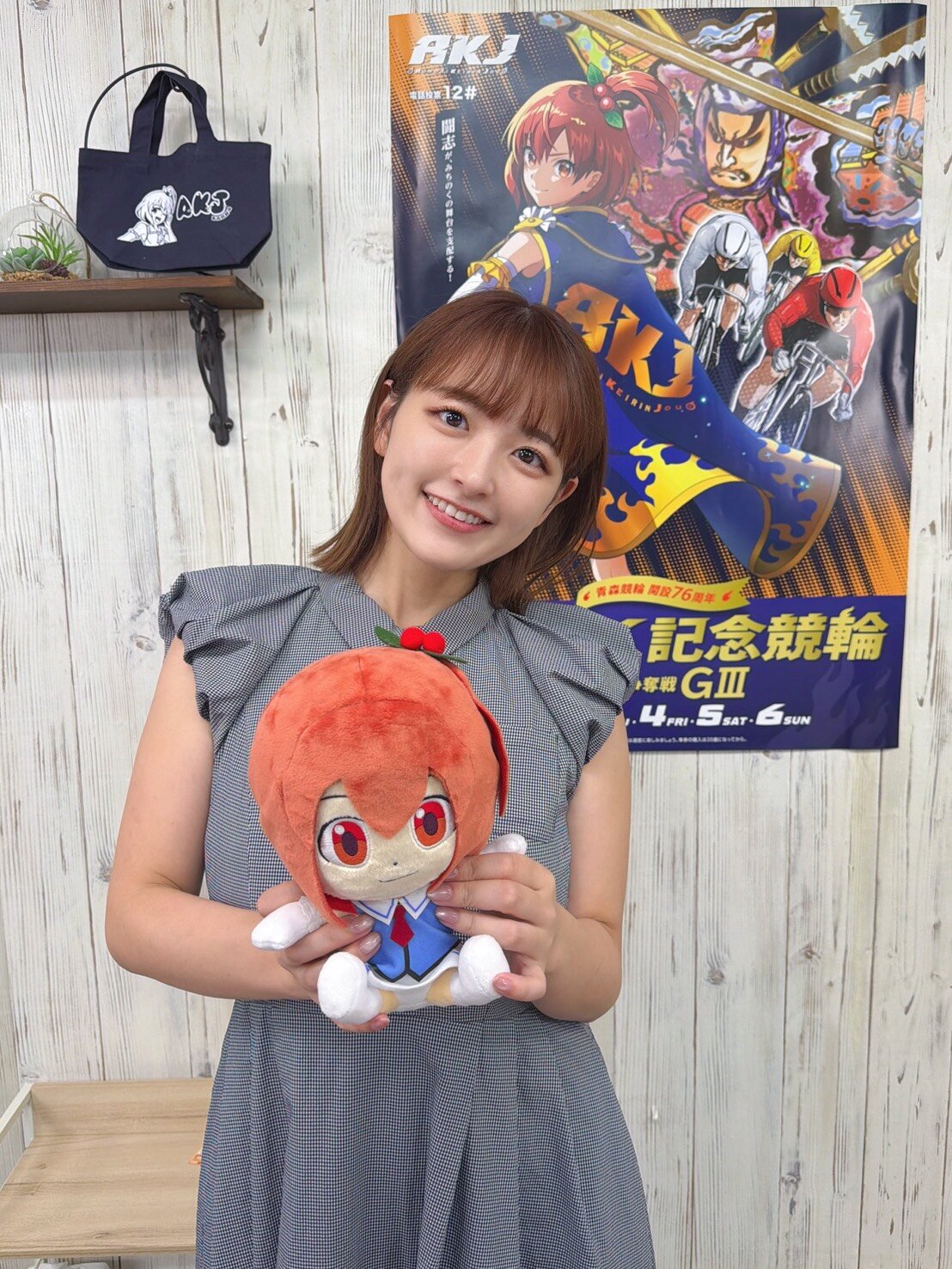 青森競輪のマスコット「もりんちゃん」を手に笑顔の柳瀬さき（本人提供）