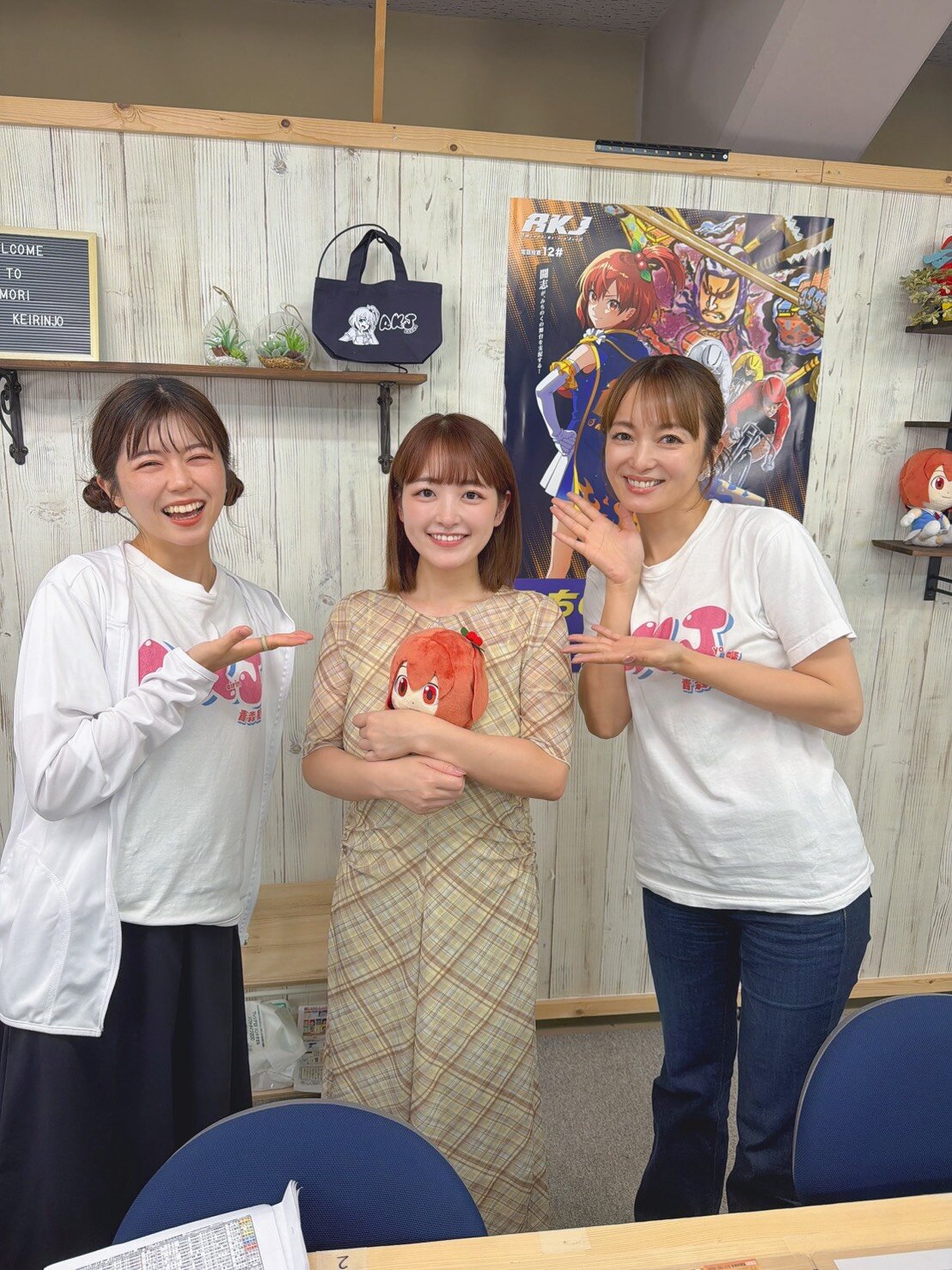 8月青森競輪のYouTube配信に出演した柳瀬さき（中央）。左は井上青さん、右はミクさん（本人提供）