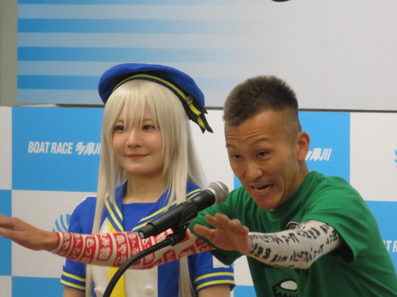 西山貴浩（右）がトークで集まったファンを笑わせた