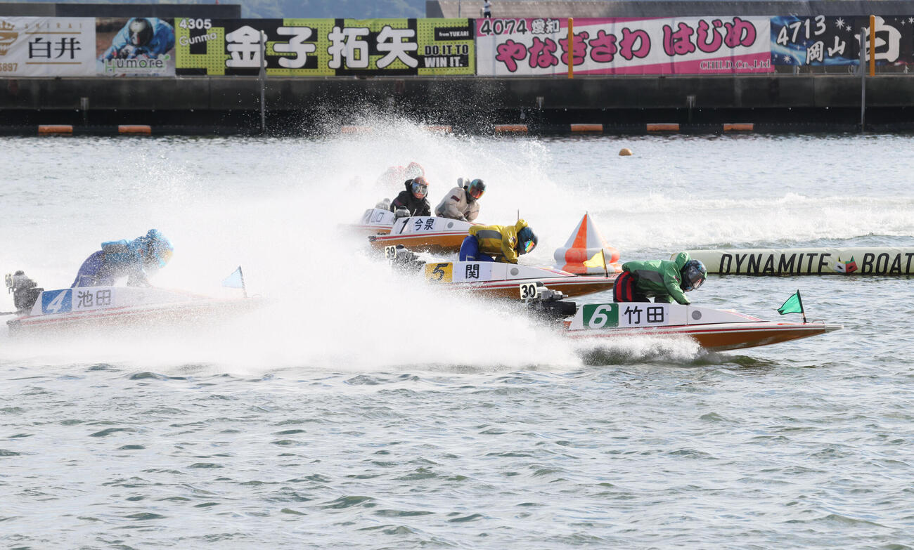 ボートレース徳山　G1ダイヤモンドカップ5日目　準優勝戦11R1周2マーク、1着6番竹田辰也、2着5番関浩哉（撮影・加藤孝規）