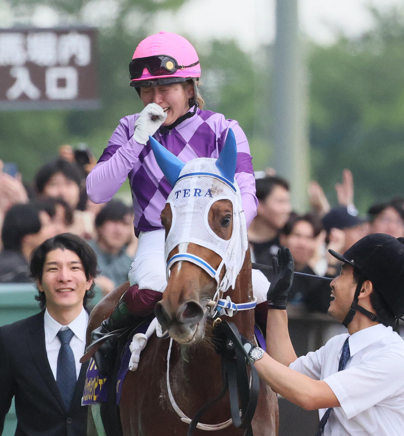 ジュウリョクピエロでオークスを制して感極まる今村聖奈騎手（26年5月24日撮影）