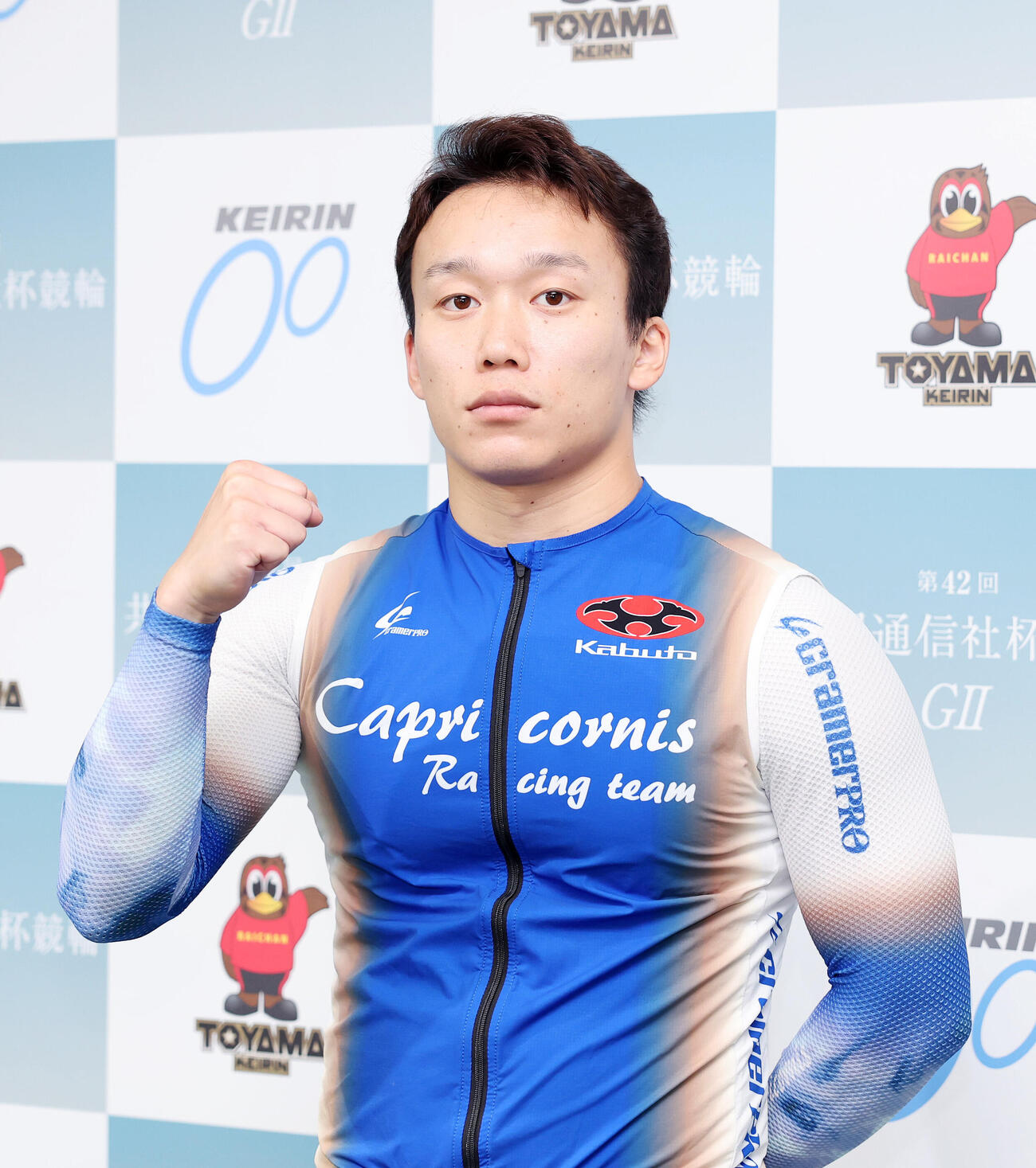 ポーズを決める村田祐樹（撮影・鈴木正人）