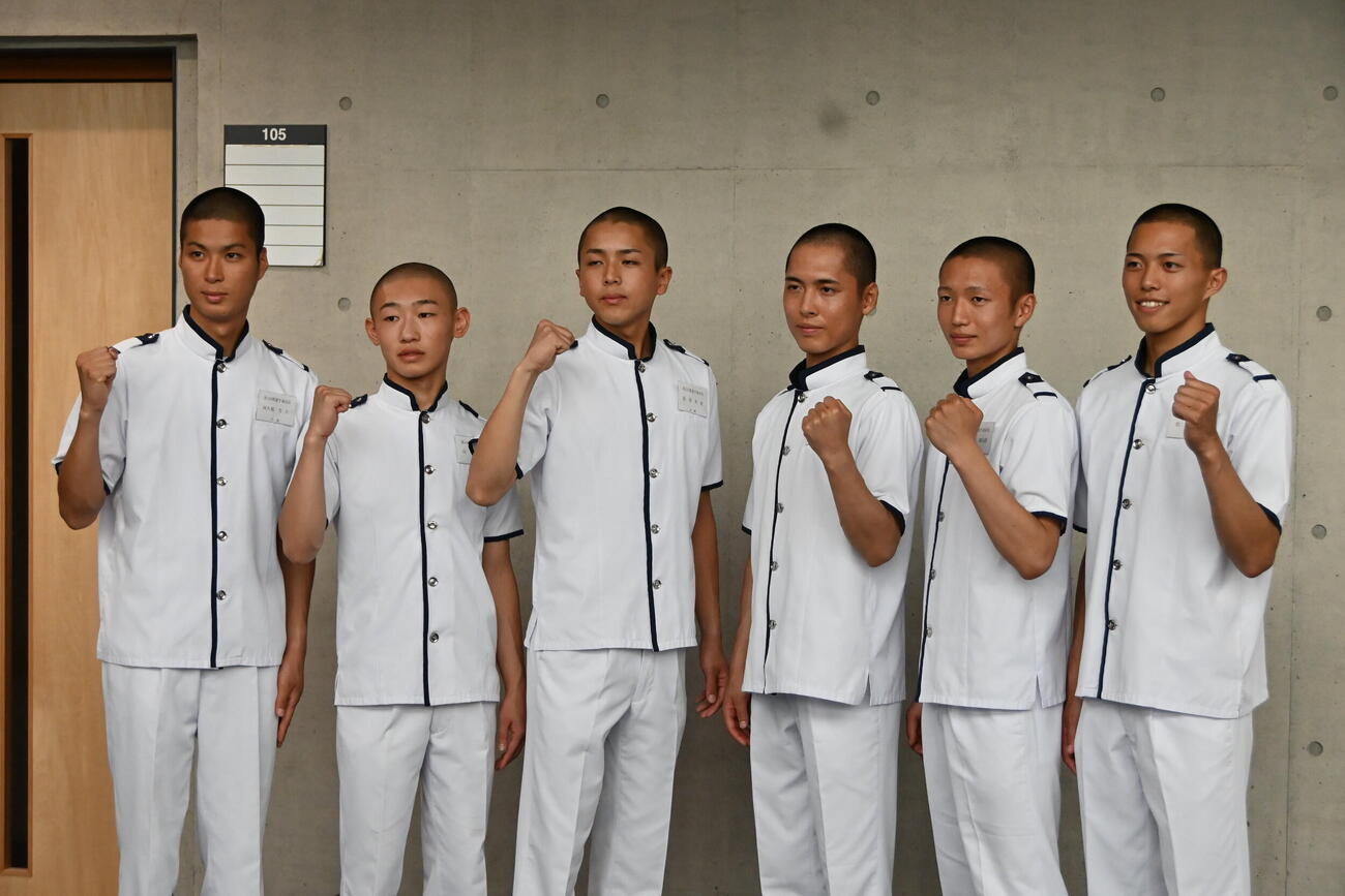 養成所チャンプ決定戦に出場する6人。右から松永隼ノ助、青島凛太郎、竹野元喜、松尾青波、山口橙真、阿久根芳仁