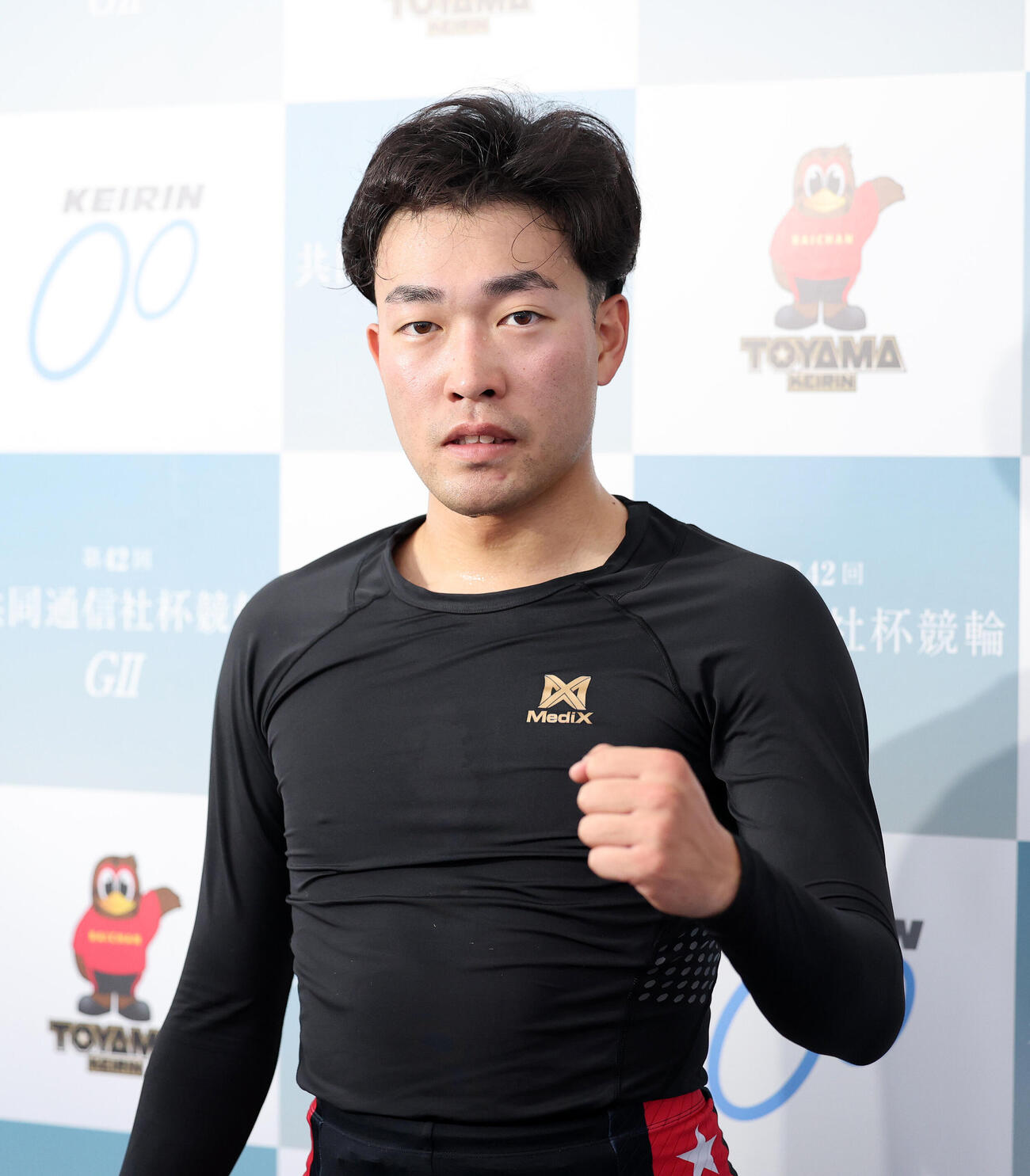 ポーズを決める小堀敢太（撮影・鈴木正人）