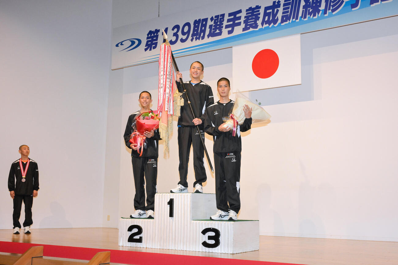 優勝旗を手にする松尾青波（中央）と2着の松永隼ノ助（左）、3着の阿久根芳仁

