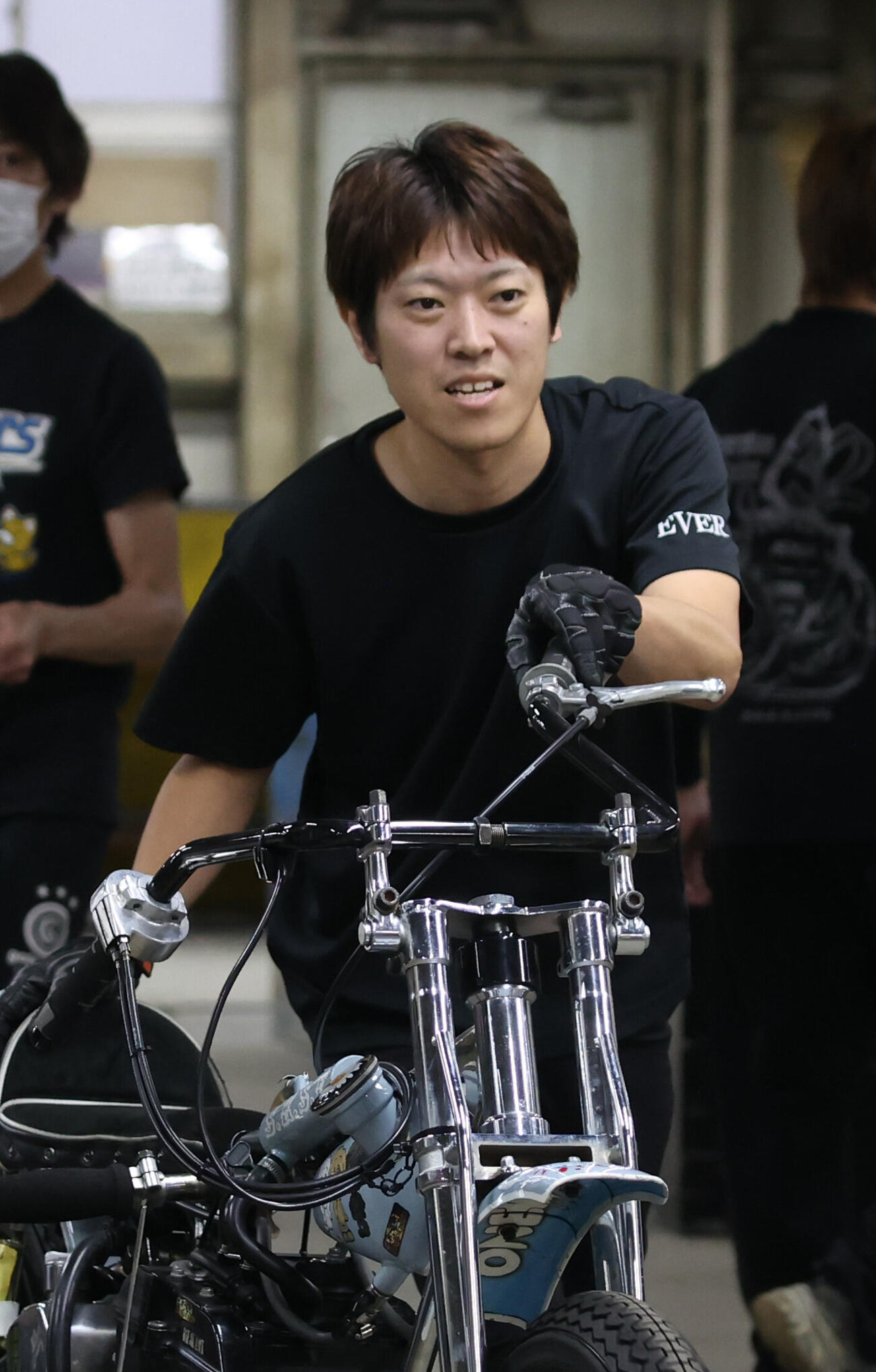 前検でエンジンのチェックに向かう中村杏亮（撮影・柴田隆二）