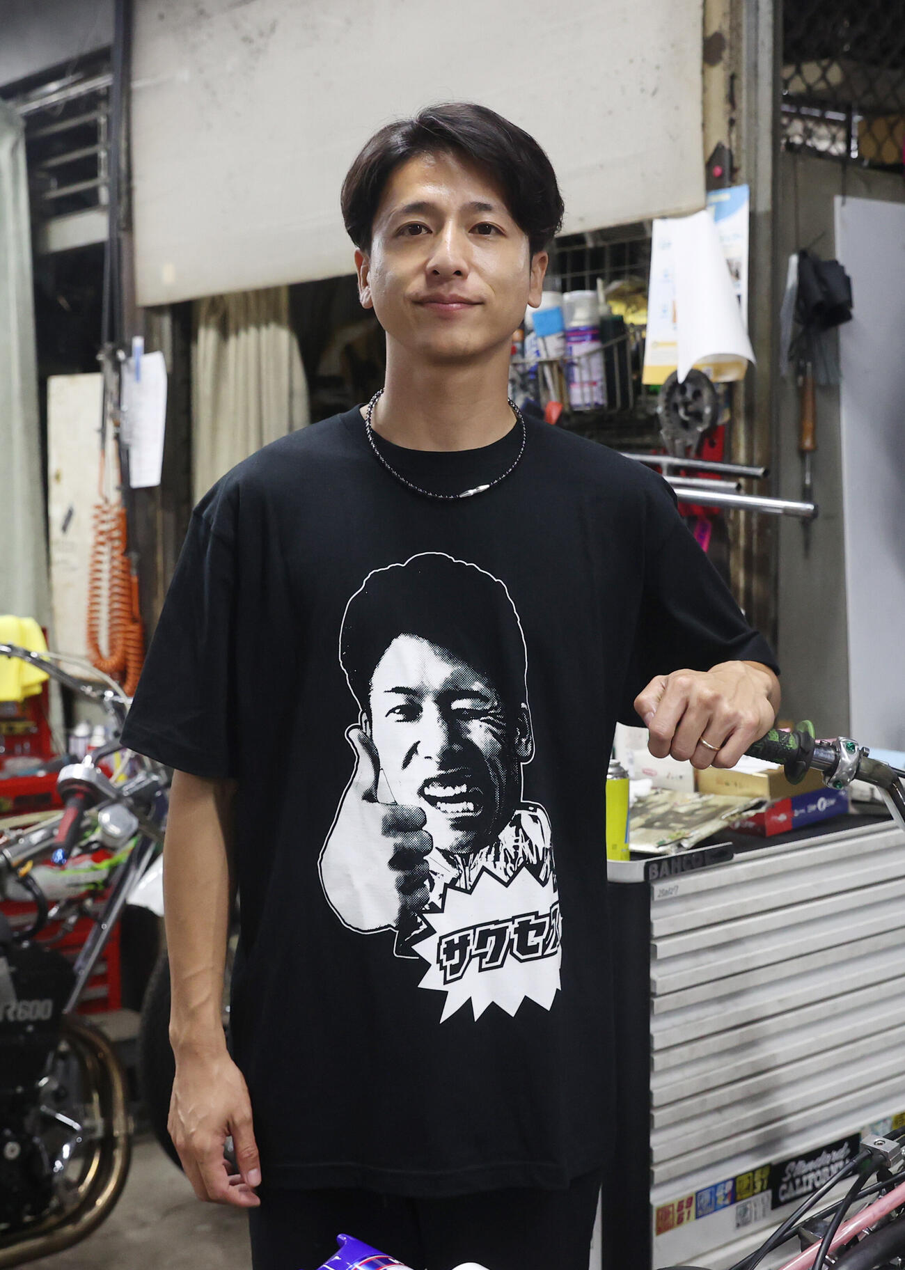 前検で撮影に応じる伊藤正真（撮影・柴田隆二）