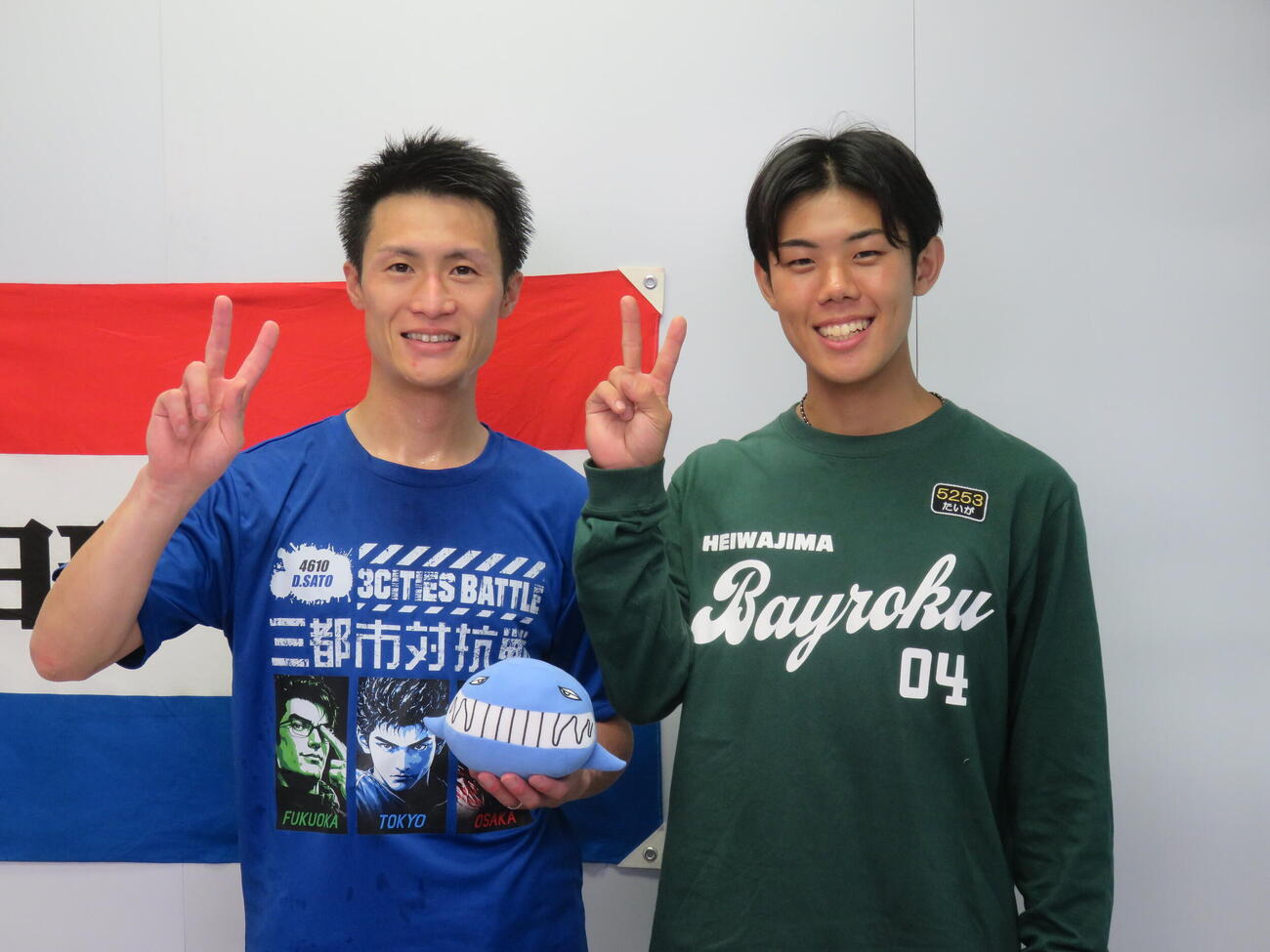 佐藤大佑（左）は平和島初優勝を飾り、弟子・藤井太雅とともにVサイン