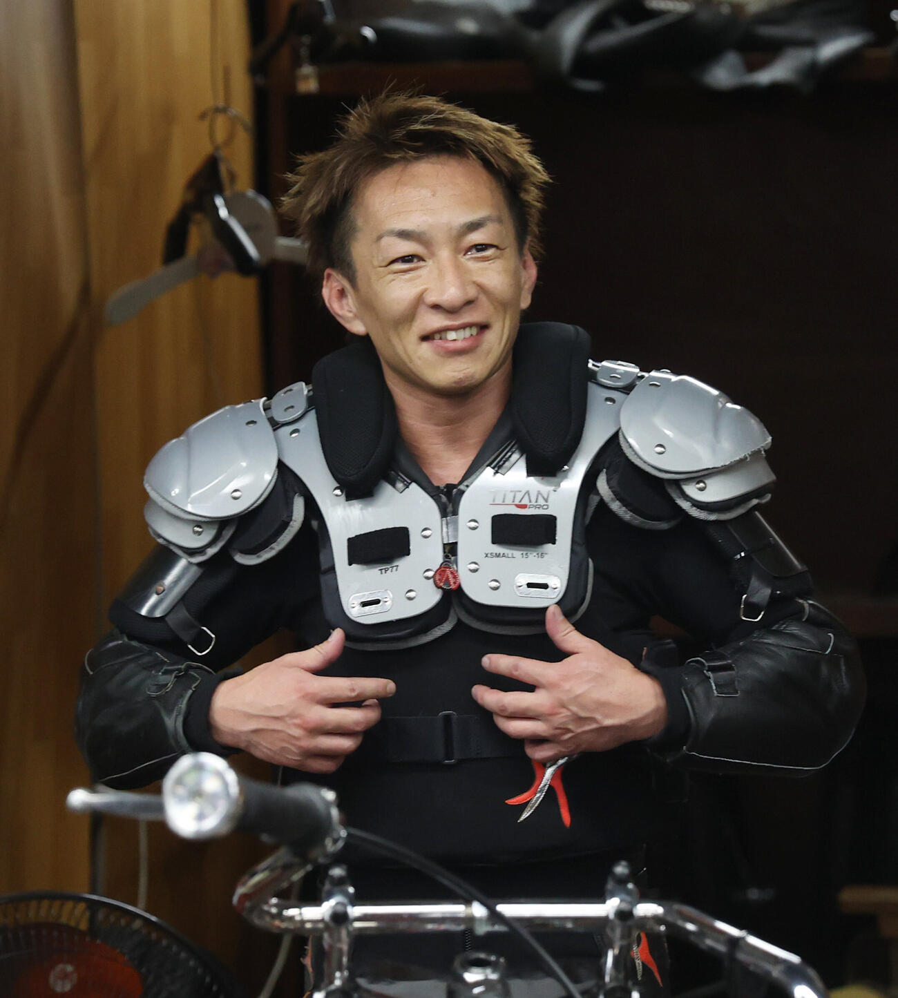 予選5Rで1着の鈴木宏和は笑顔を見せる（撮影・柴田隆二）