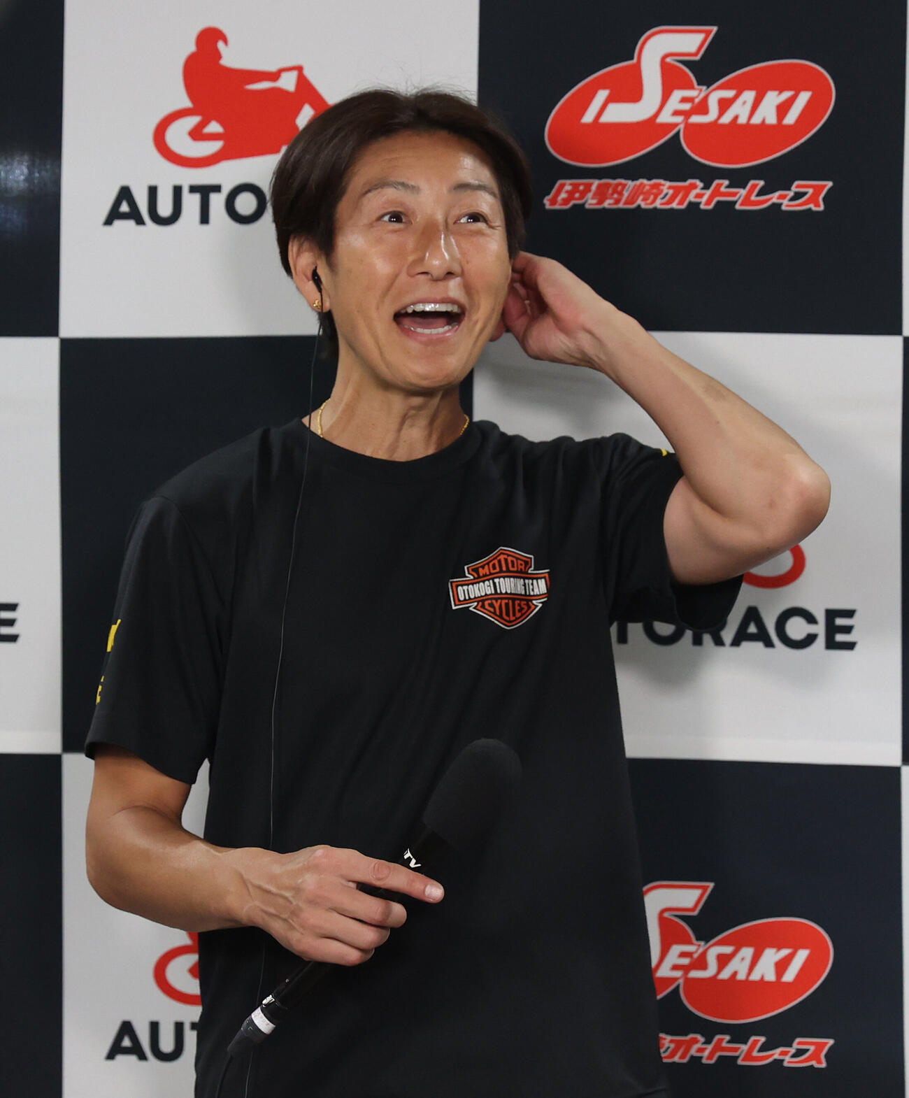 予選3Rで1着の篠原睦は勝利者インタビューで笑顔を見せる（撮影・柴田隆二）