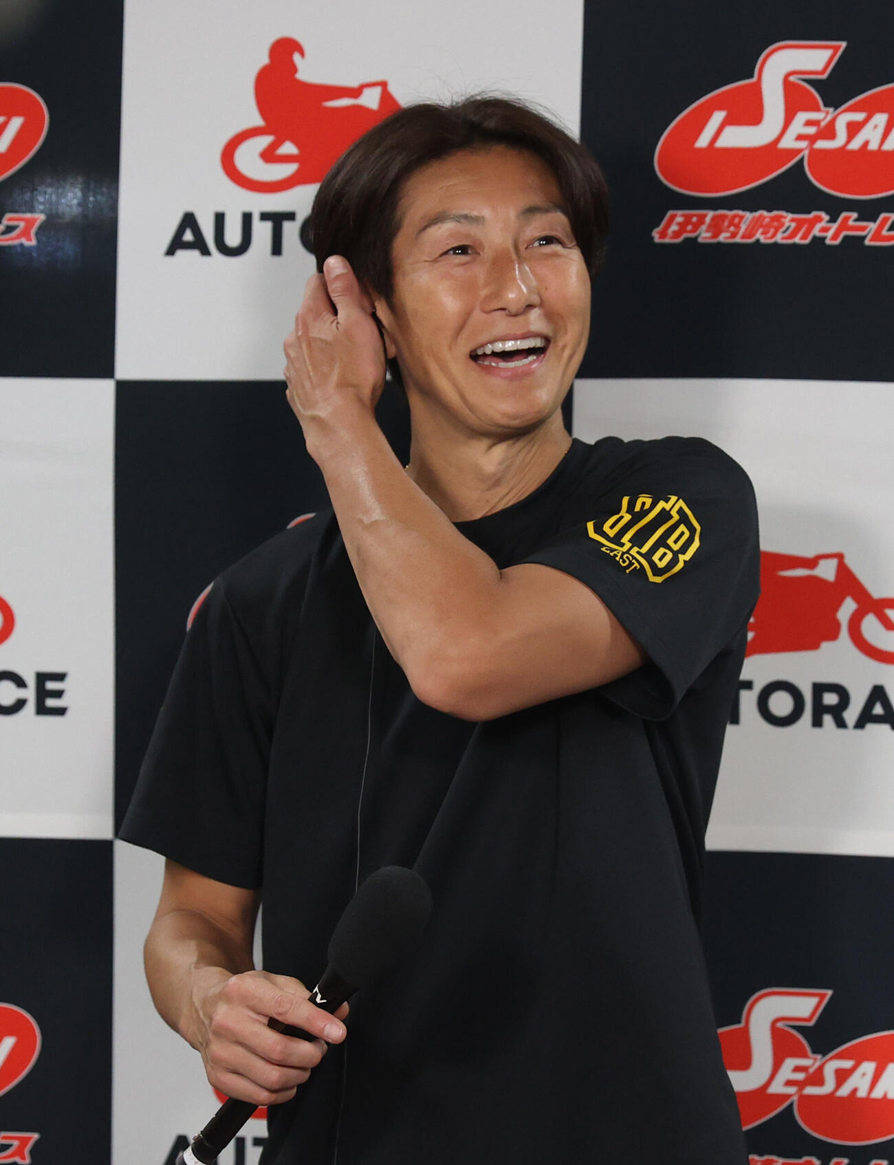 予選3Rで1着の篠原睦は勝利者インタビューで笑顔を見せる（撮影・柴田隆二）