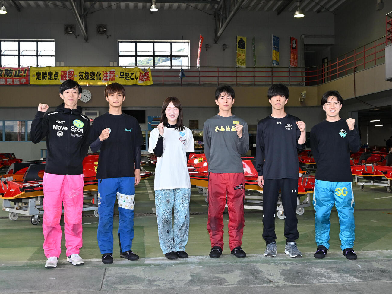 記念撮影に応じる、左から中野希一、田中駿兵、高憧四季、西岡顕心、吉田裕平、常住蓮（撮影・林敢治）
