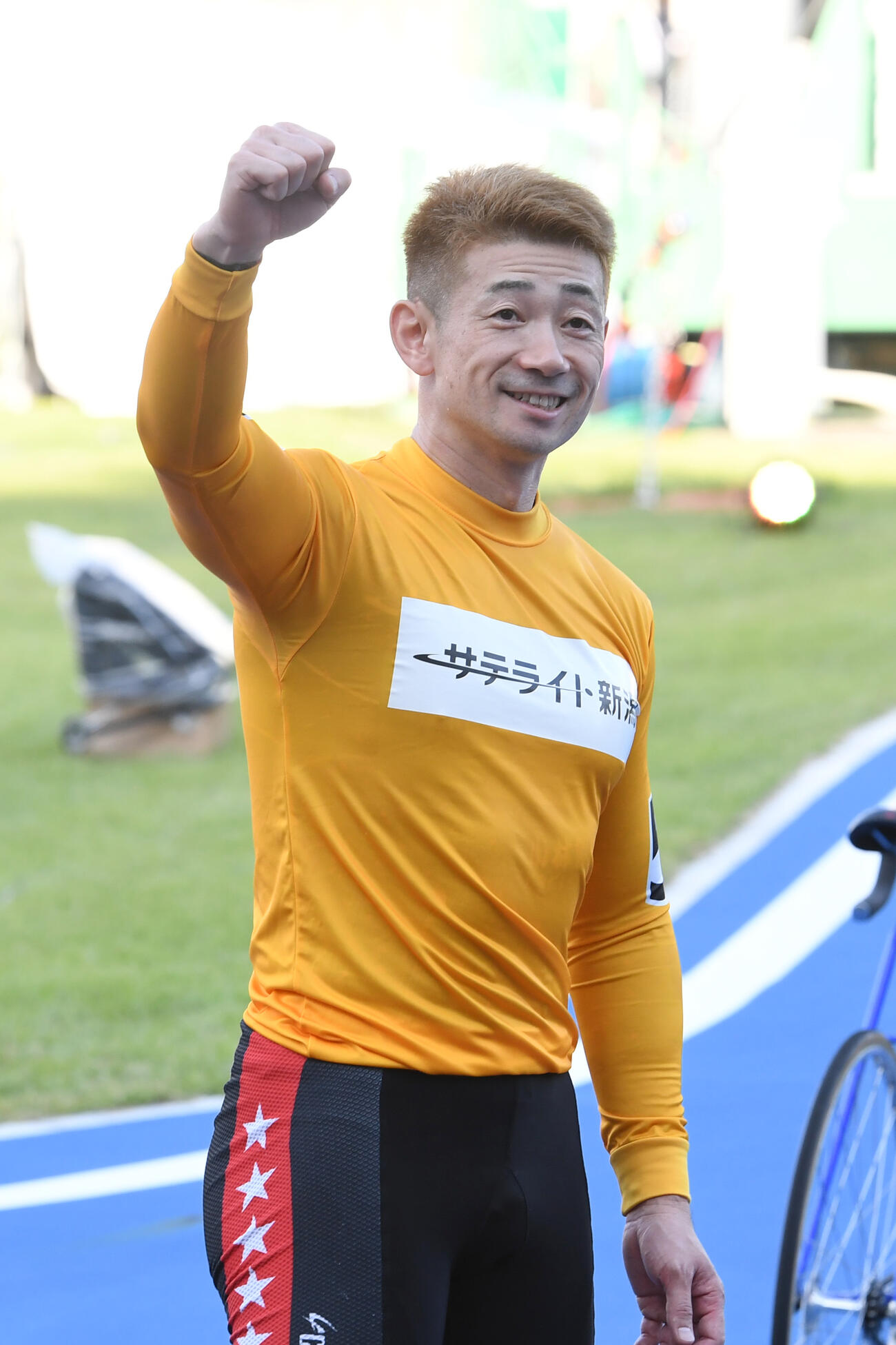 勝利者インタビューでガッツポーズする諸橋愛さん（2023年10月撮影）