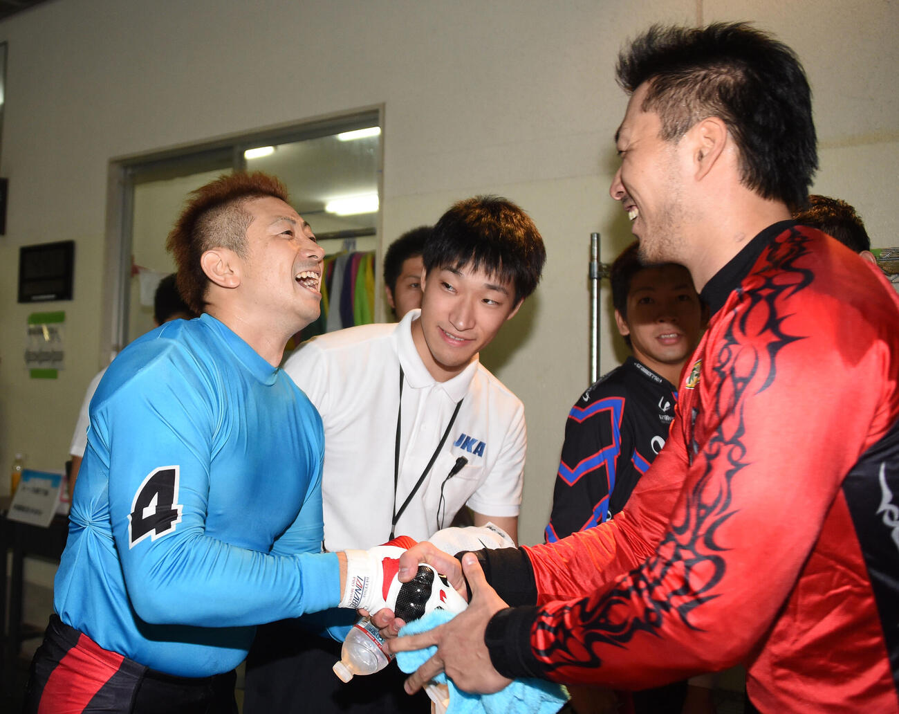第33回共同通信社杯　優勝した諸橋愛さん（左）を祝福する平原康多（2017年9月撮影）