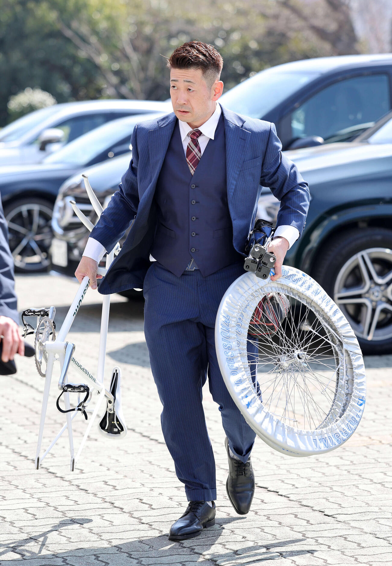 競輪場入りする諸橋愛さん（2024年3月撮影）