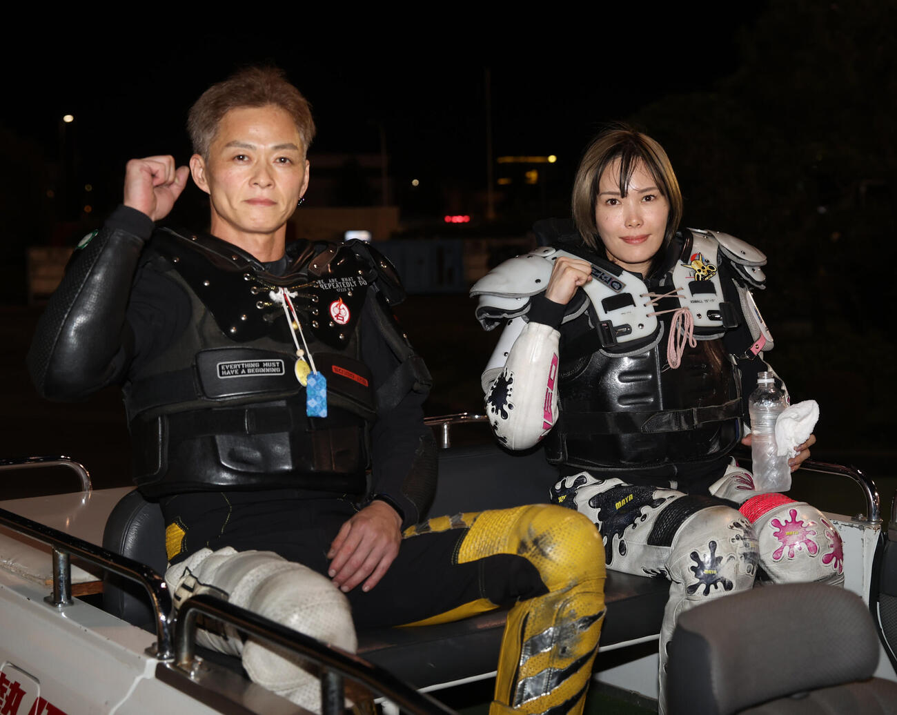 準決勝戦9Rで1着の早川清太郎（左）は2着の佐藤摩弥とガッツポーズする（撮影・柴田隆二）