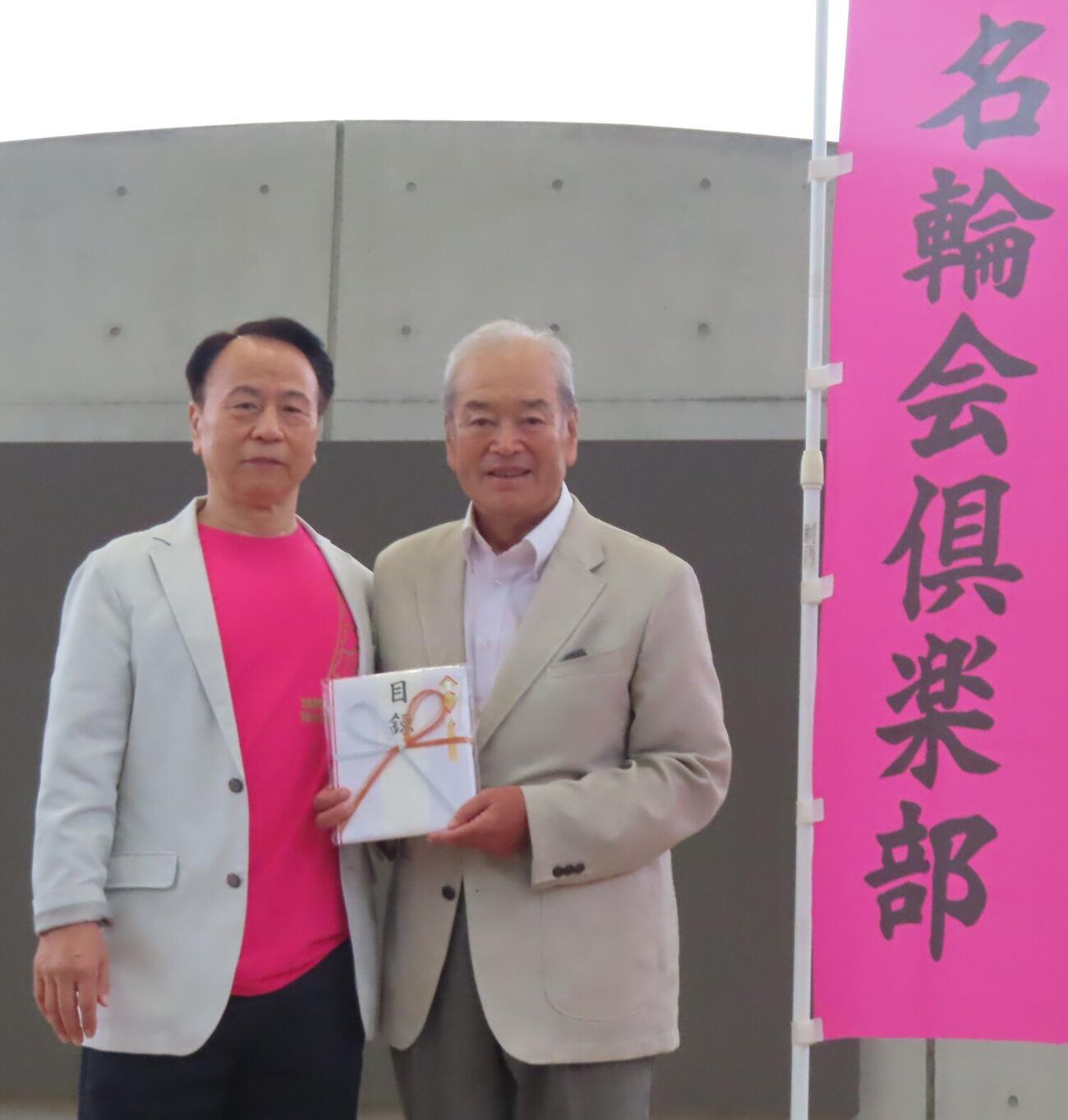 山口健治さん（左）が寄付の目録を贈呈する＃2026年9月23日、立川競輪場、撮影・野島成浩

