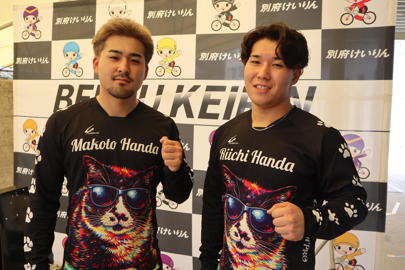 半田誠と莉都（右）はおそろいのインナーで仲良く記念撮影