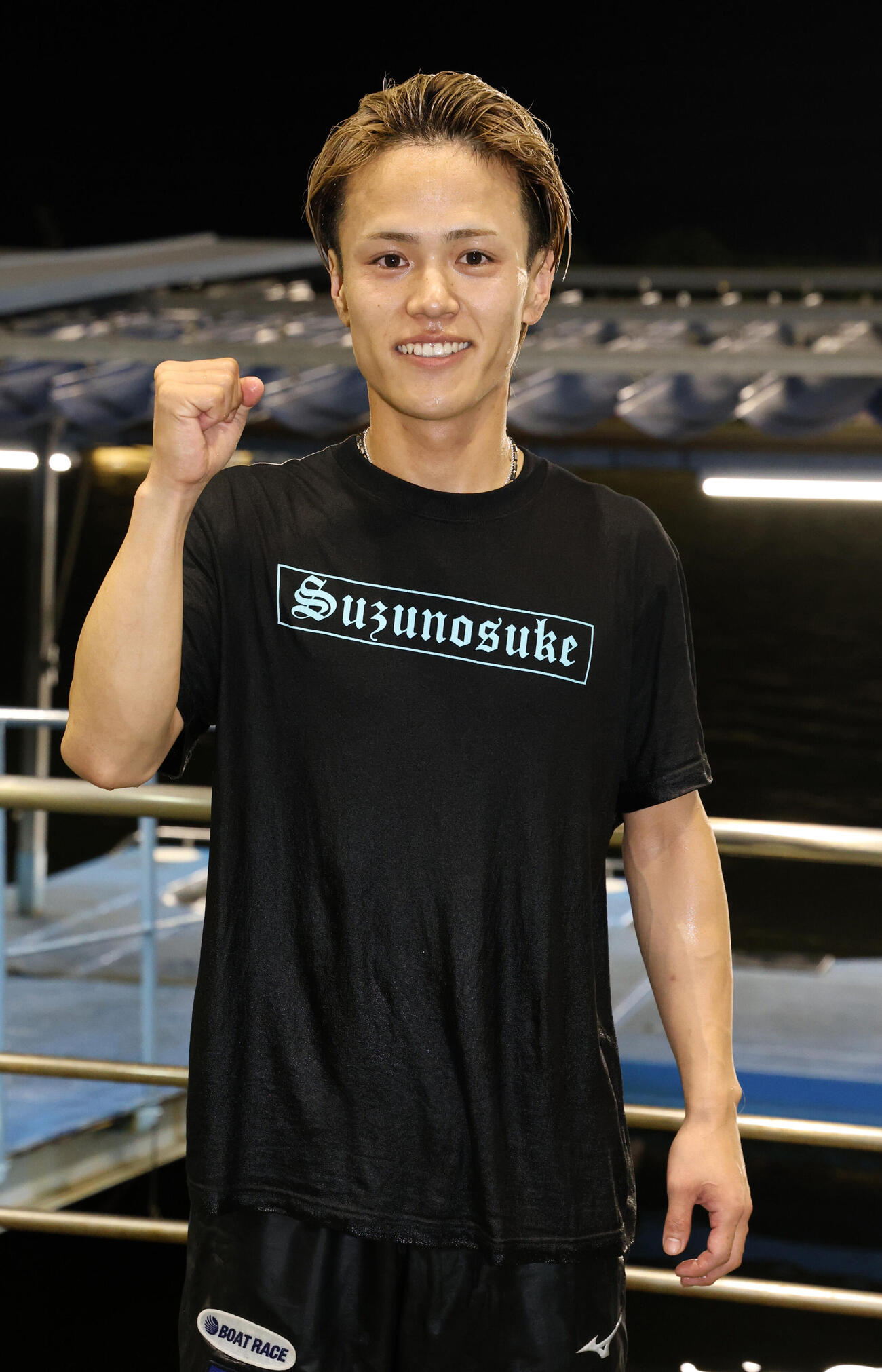 水神祭を終えガッツポーズで記念写真に納まる安河内鈴之介（撮影・西尾就之）