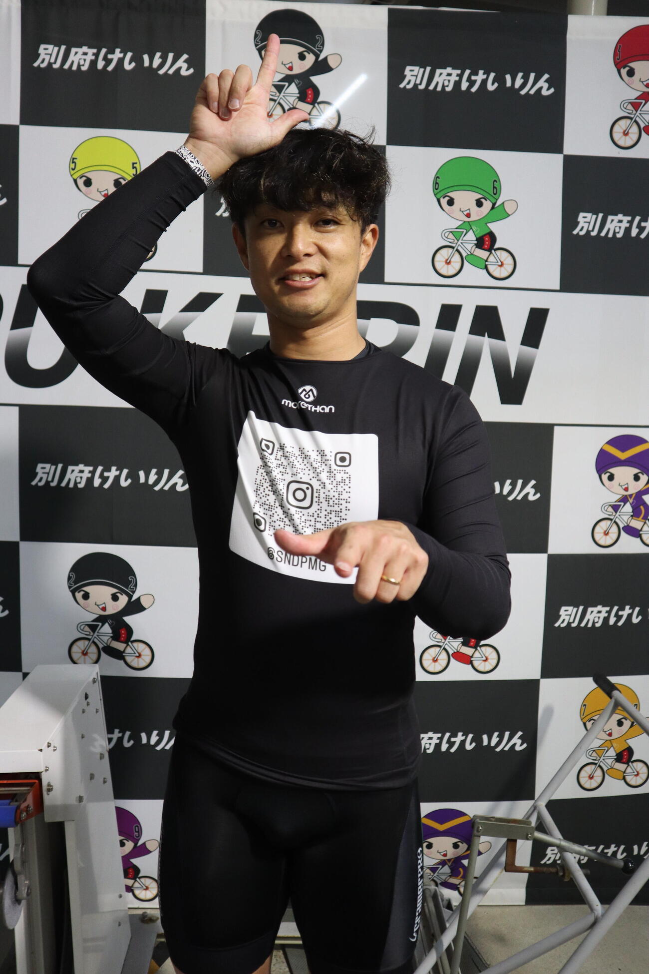 山崎翼は別府競輪CMのポーズで喜びをアピール