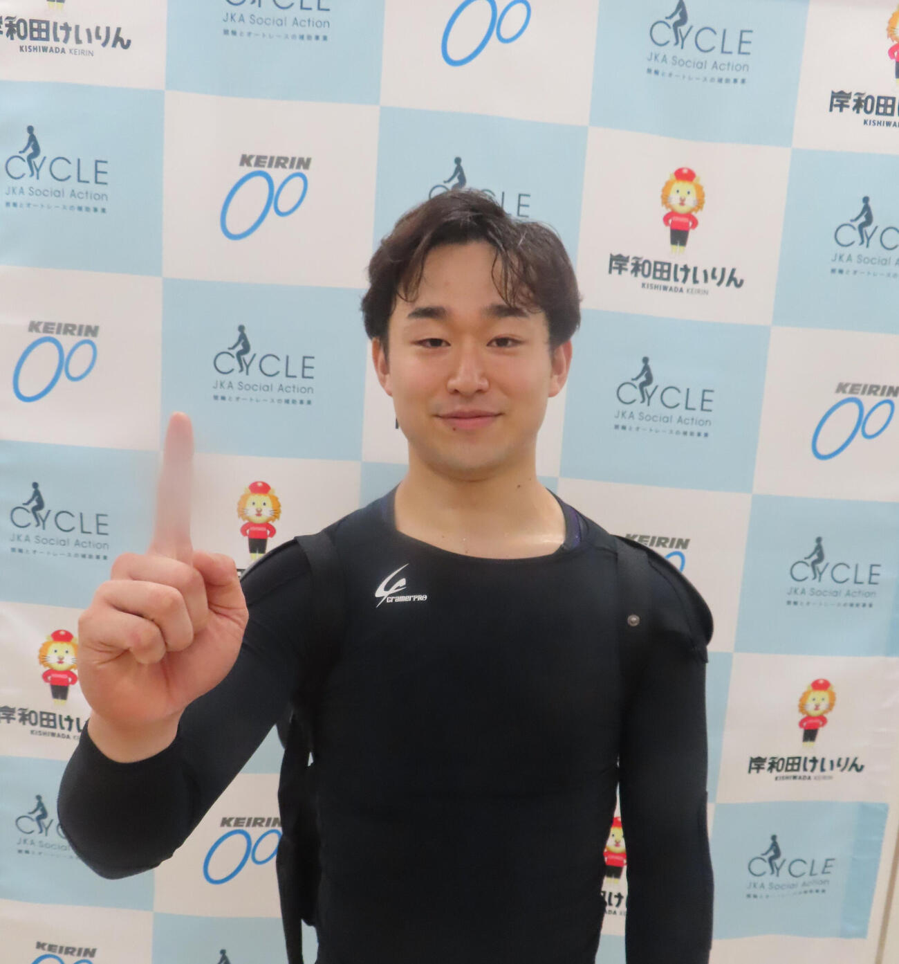 1、2班戦デビュー戦を逃げ切り「まず1勝」ポーズをとる中村嶺央