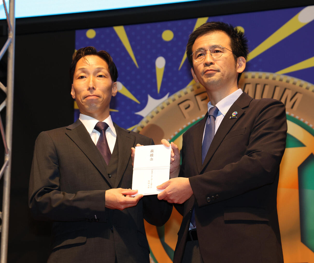 義援金を館圭輔北九州副市長に渡す川上剛福岡支部長（撮影・西尾就之）