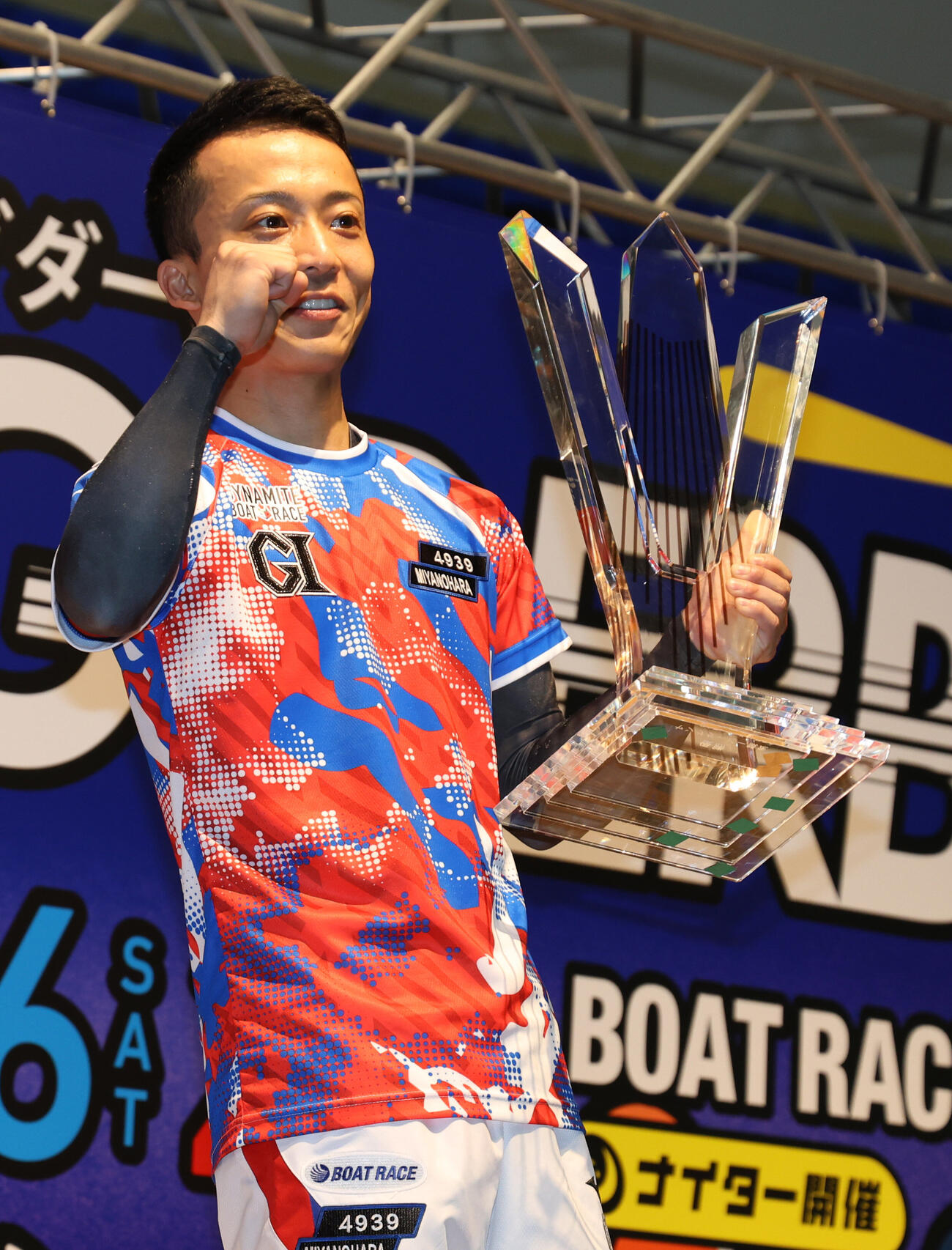 優勝した宮之原輝紀は観客席の知人に向かってガッツポーズ（撮影・西尾就之）