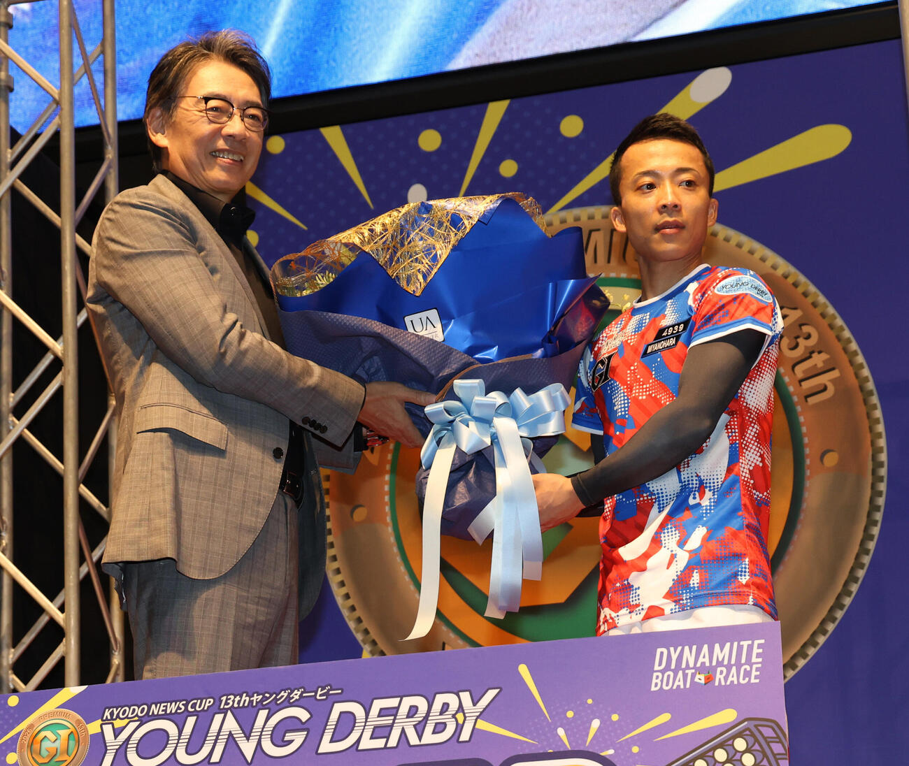 優勝した宮之原輝紀は生瀬勝久から花束を受け取る（撮影・西尾就之）