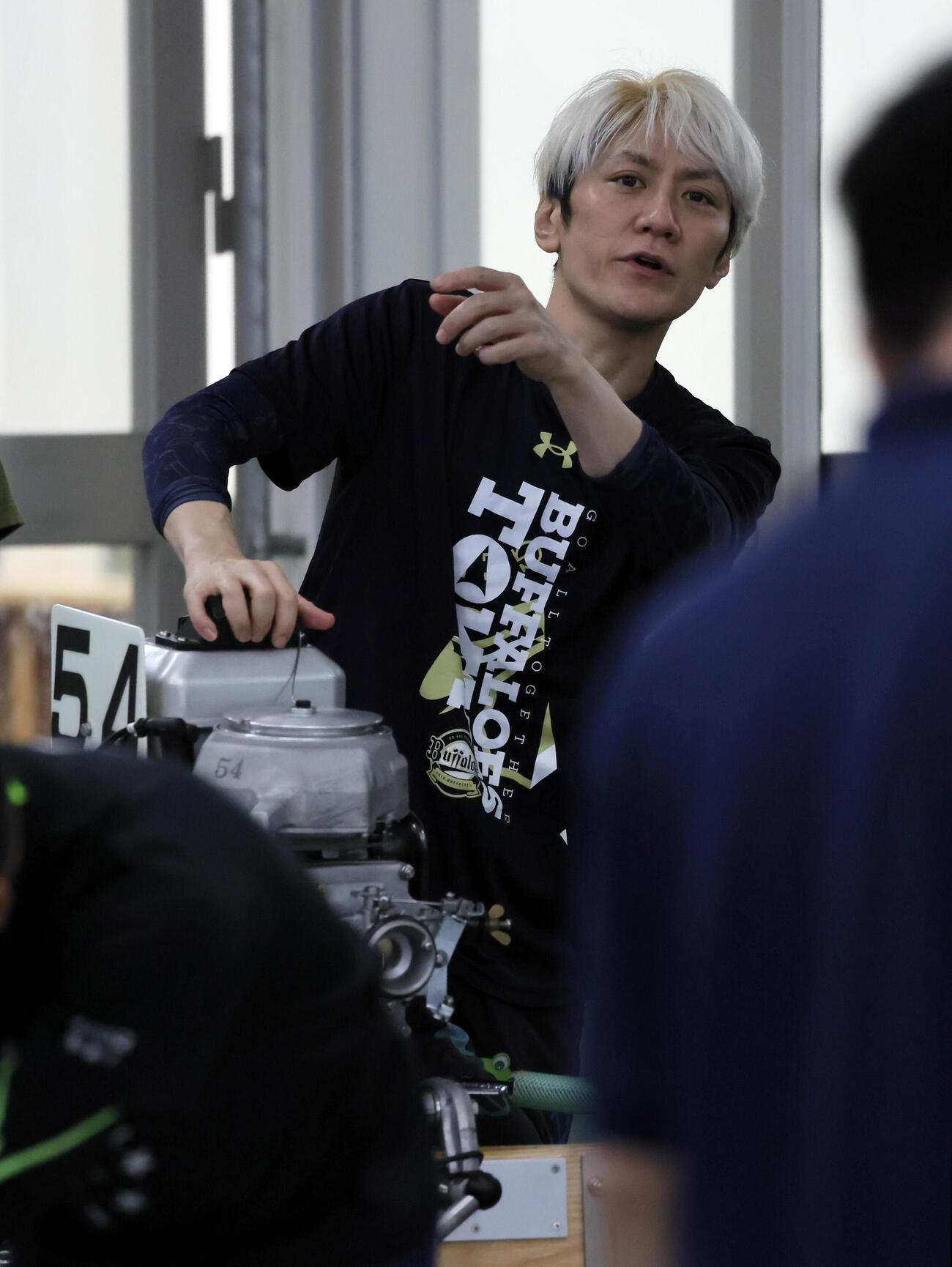モーターを運ぶ藤岡俊介（撮影・宮崎幸一）
