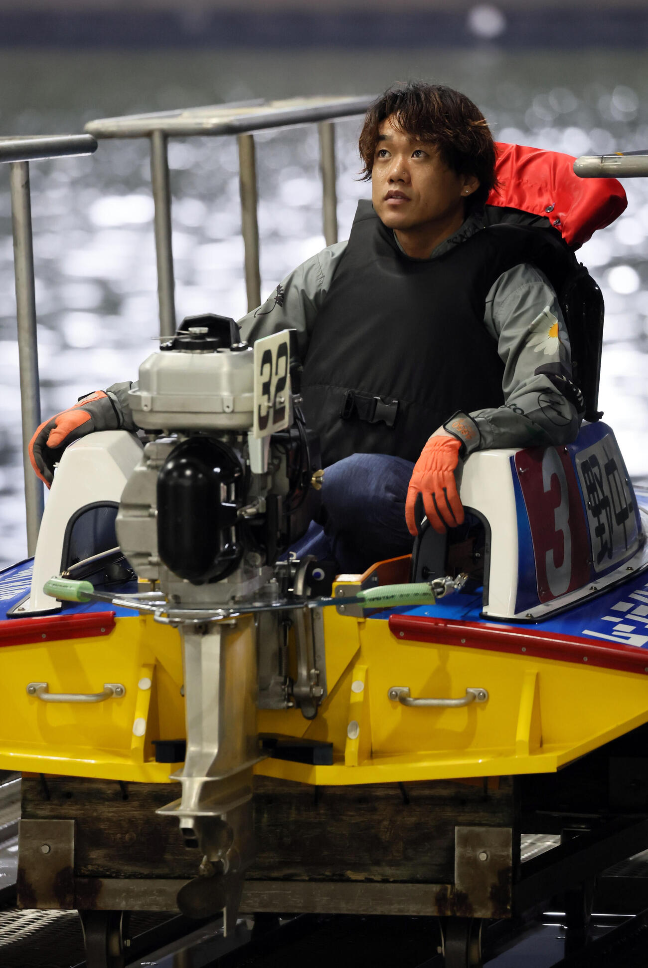 エレベーターで待つ野中一平（撮影・宮崎幸一）