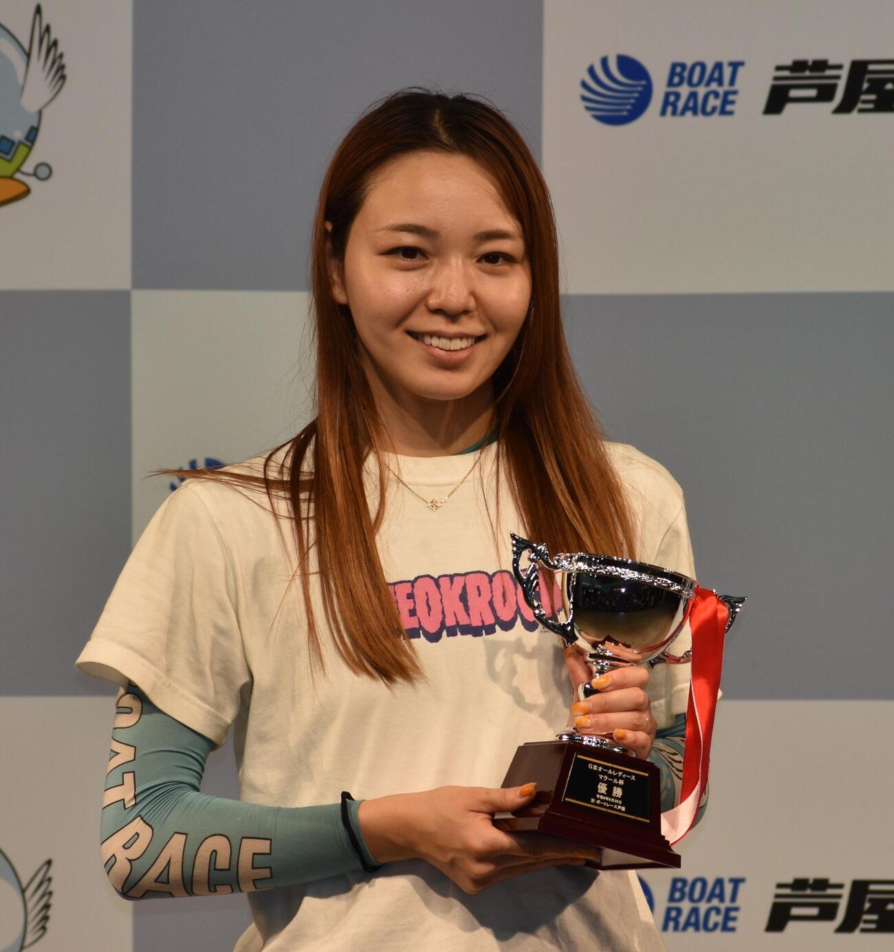 優勝カップを手に笑みを浮かべる大山千広
